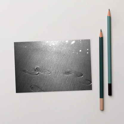 Minimalist design featuring the 'Beach Footprints (B&W)' photo art. / 「砂浜の足跡（モノクロ）」のフォトアートによるミニマルなデザイン。