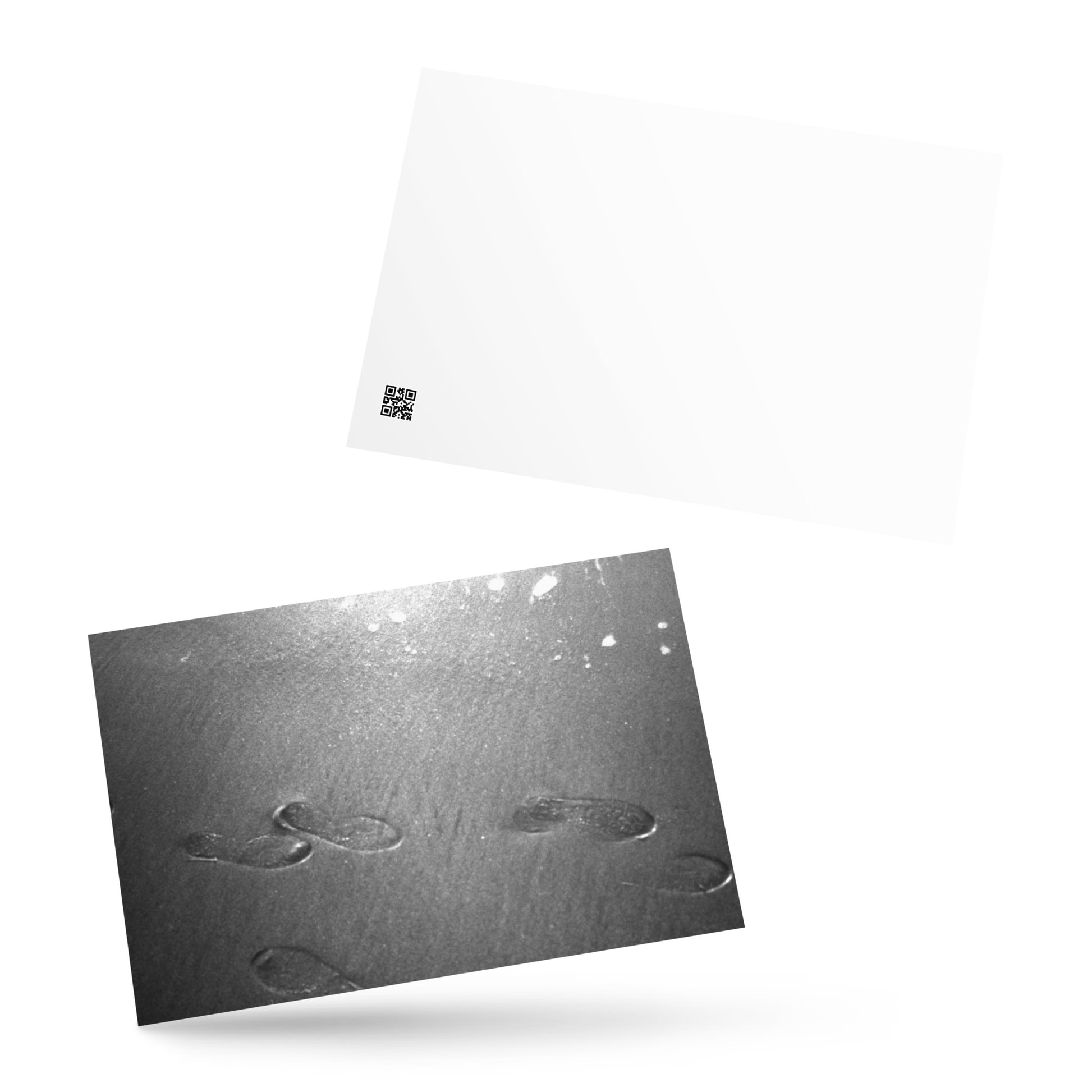 Minimalist design featuring the 'Beach Footprints (B&W)' photo art. / 「砂浜の足跡（モノクロ）」のフォトアートによるミニマルなデザイン。