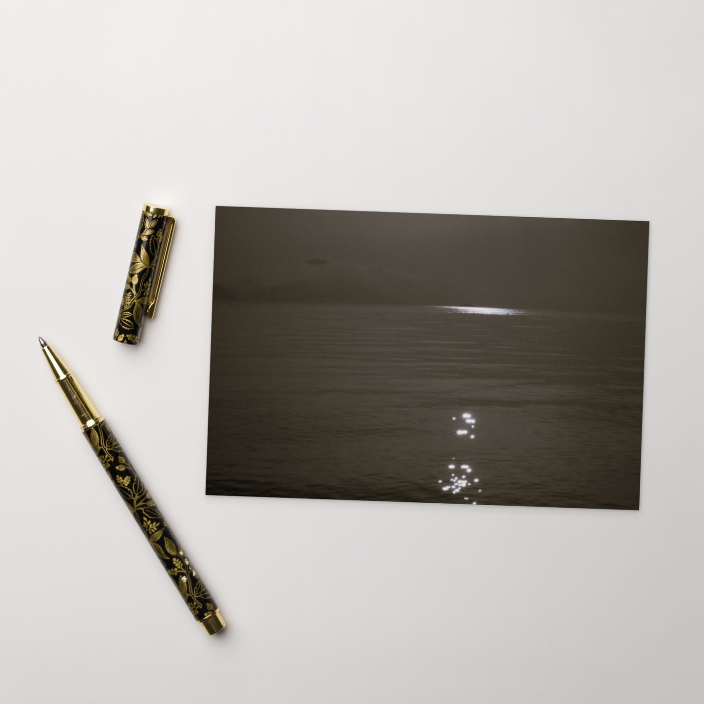 Minimalist streetwear style postcard featuring the 'Sea and Sunshine (B&W)' photo art. / モードストリート系ポストカード：「海と太陽（モノクロ）」のフォトアートを配したデザイン。