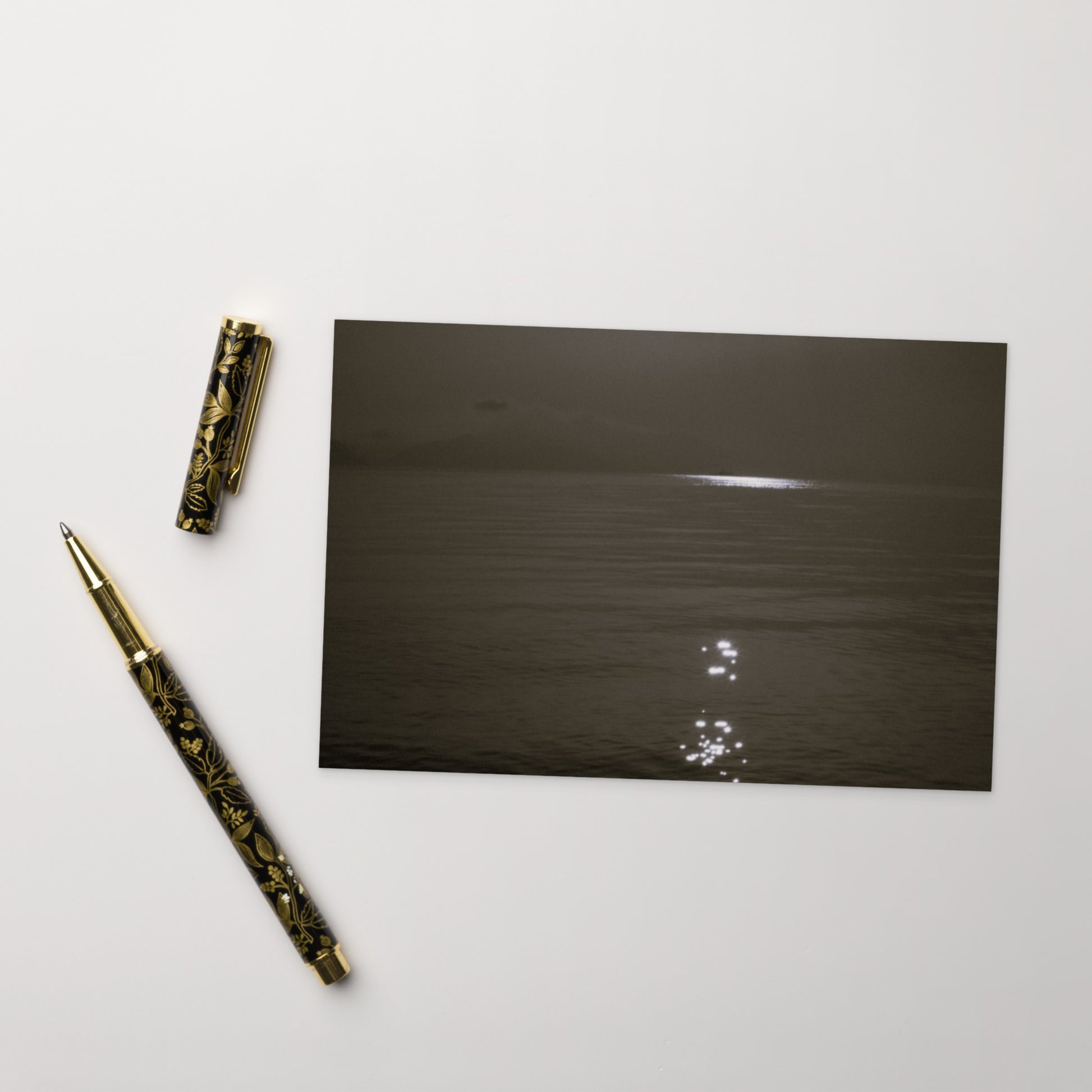 Minimalist streetwear style postcard featuring the 'Sea and Sunshine (B&W)' photo art. / モードストリート系ポストカード：「海と太陽（モノクロ）」のフォトアートを配したデザイン。