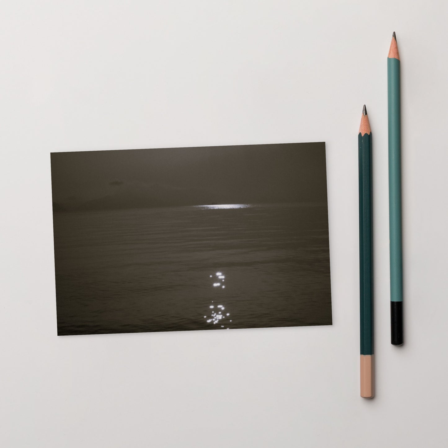 Minimalist streetwear style postcard featuring the 'Sea and Sunshine (B&W)' photo art. / モードストリート系ポストカード：「海と太陽（モノクロ）」のフォトアートを配したデザイン。