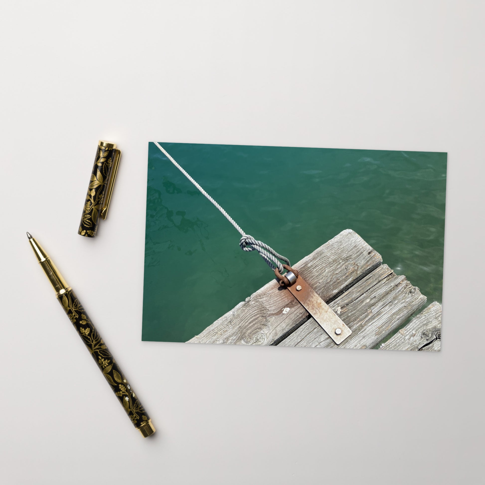Minimalist art postcard featuring the 'Sea, Pier and Rope' photo art. / ポストカード：「海、桟橋、ロープ」のフォトアートを配したミニマリストデザイン。