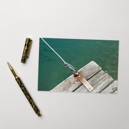 Minimalist art postcard featuring the 'Sea, Pier and Rope' photo art. / ポストカード：「海、桟橋、ロープ」のフォトアートを配したミニマリストデザイン。