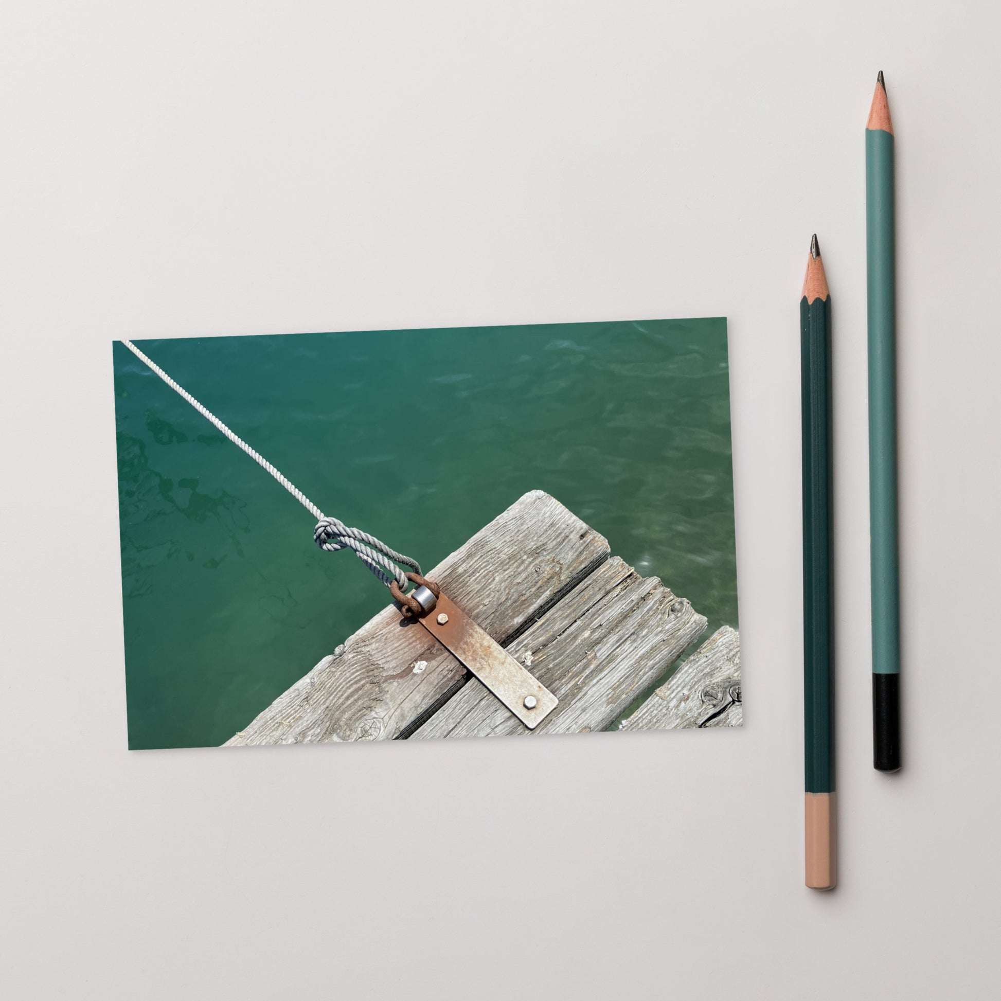 Minimalist art postcard featuring the 'Sea, Pier and Rope' photo art. / ポストカード：「海、桟橋、ロープ」のフォトアートを配したミニマリストデザイン。