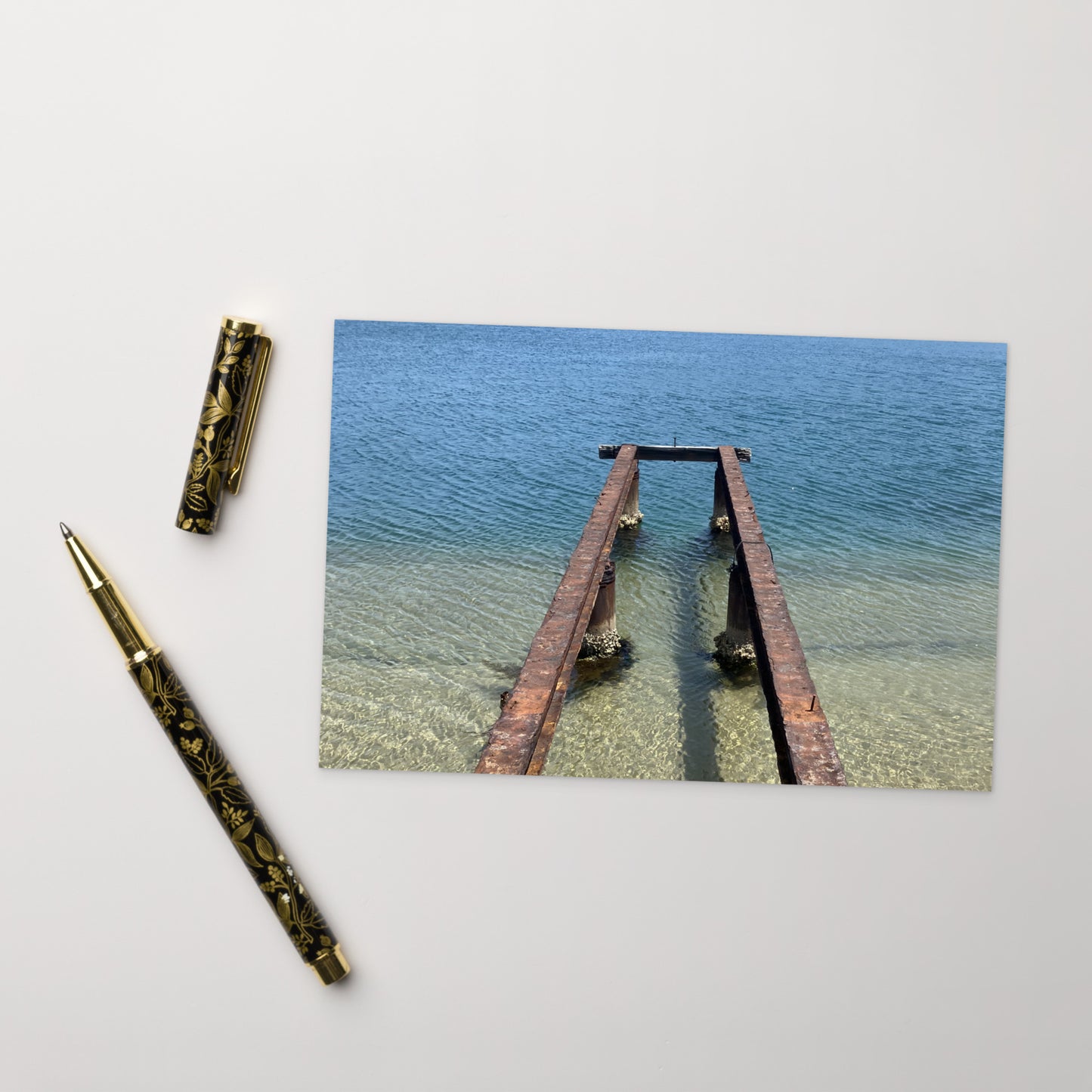 Minimalist art postcard featuring the 'Sea and Pier' photo art. / ポストカード：「海と桟橋」のフォトアートを配したミニマリストデザイン。