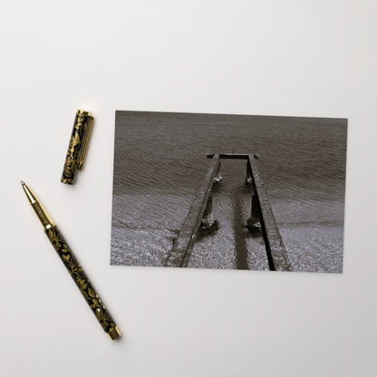 Minimalist art postcard featuring the 'Sea and Pier (B&W)' photo art. / ポストカード：「海と桟橋（モノクロ）」のフォトアートを配したミニマリストデザイン。