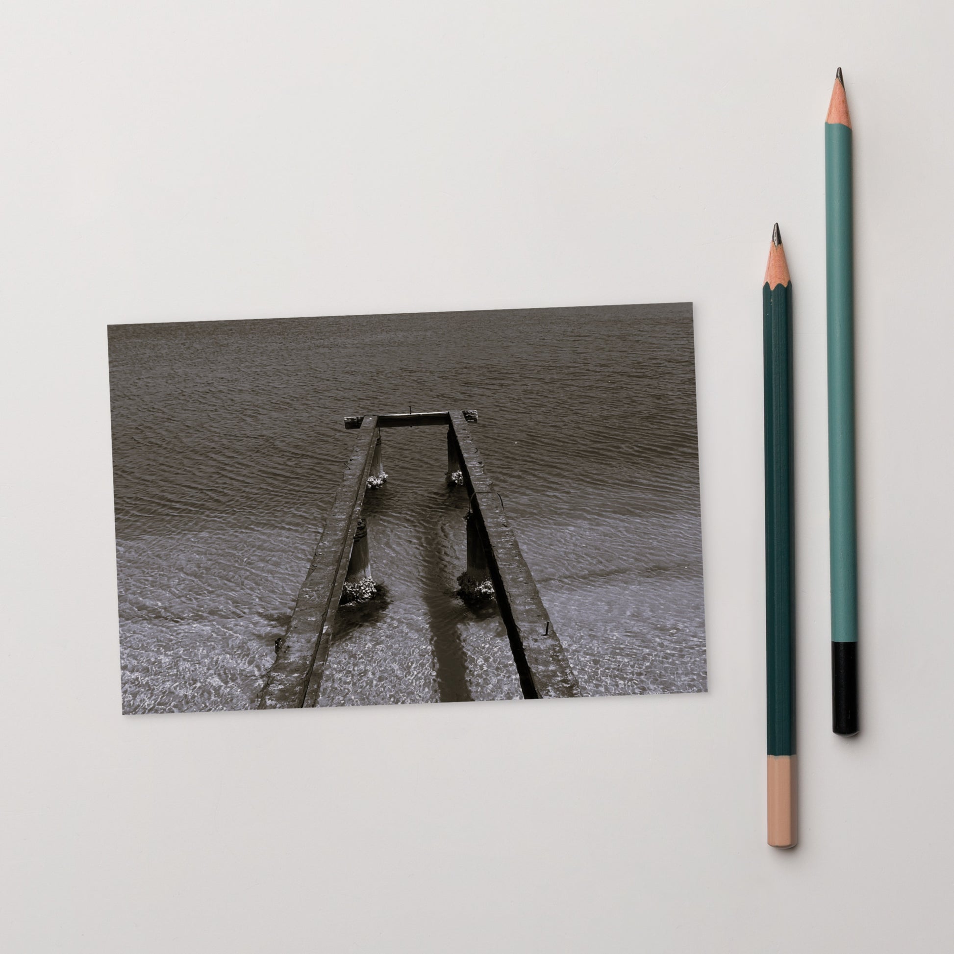 Minimalist art postcard featuring the 'Sea and Pier (B&W)' photo art. / ポストカード：「海と桟橋（モノクロ）」のフォトアートを配したミニマリストデザイン。