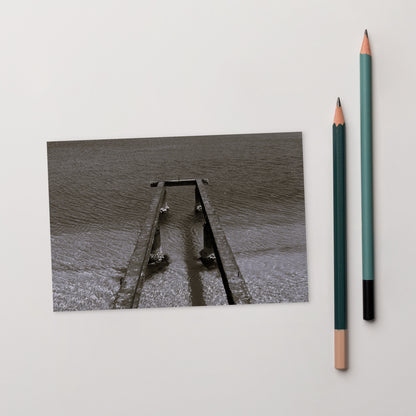 Minimalist art postcard featuring the 'Sea and Pier (B&W)' photo art. / ポストカード：「海と桟橋（モノクロ）」のフォトアートを配したミニマリストデザイン。