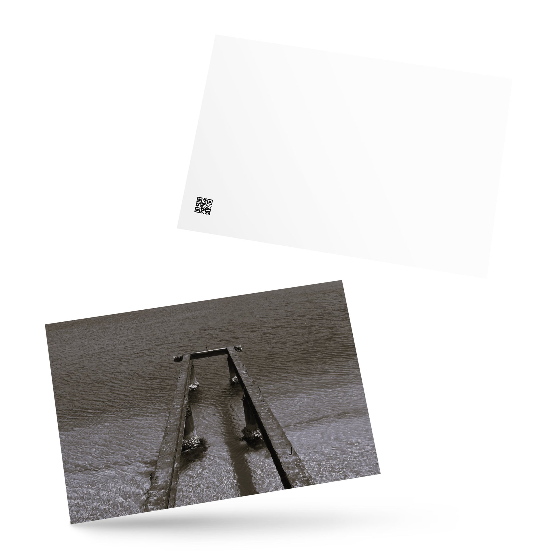 Minimalist art postcard featuring the 'Sea and Pier (B&W)' photo art. / ポストカード：「海と桟橋（モノクロ）」のフォトアートを配したミニマリストデザイン。