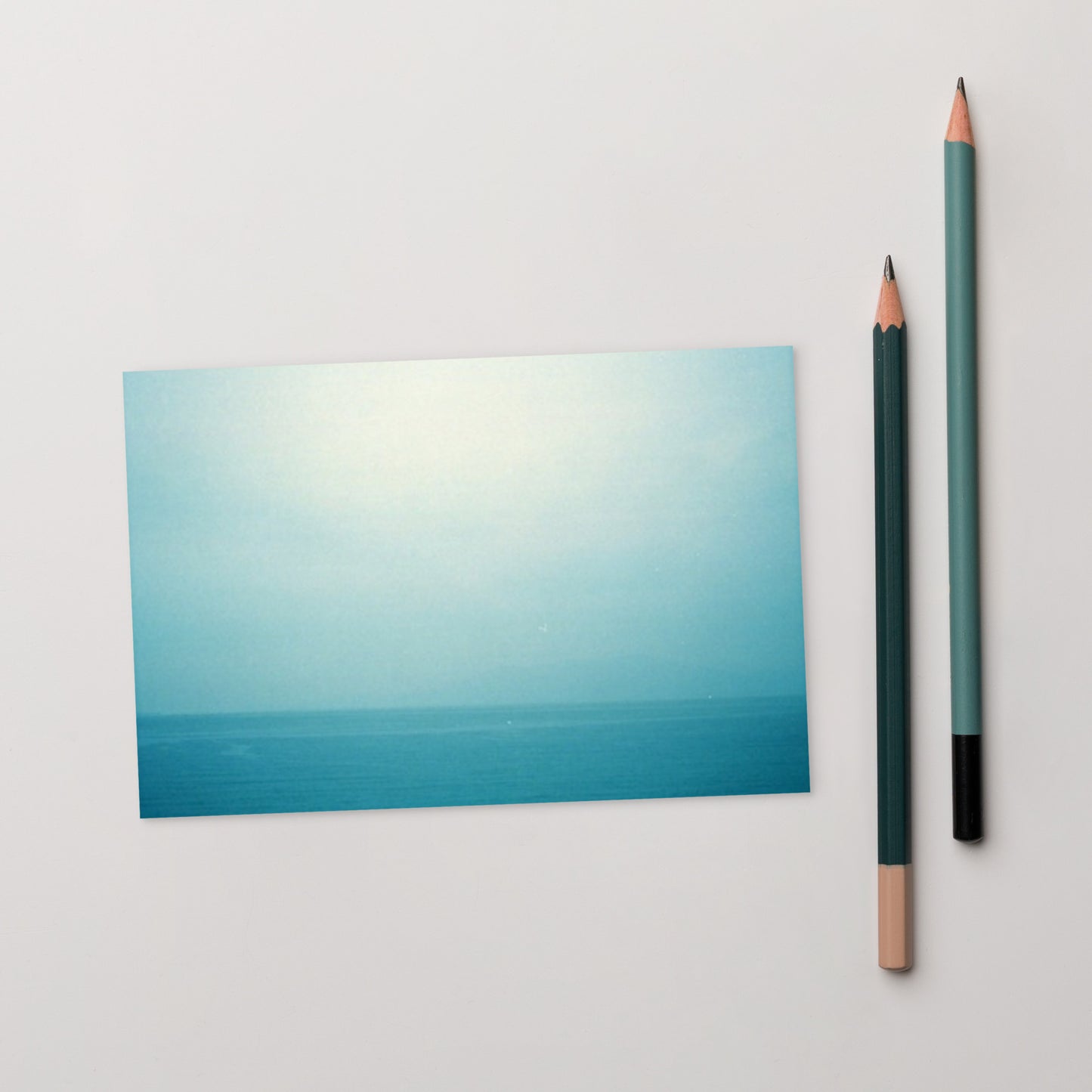 Minimalist art postcard featuring the 'Ocean Horizon' photo art. / ポストカード：「海の水平線」のフォトアートを配したミニマリストデザイン。