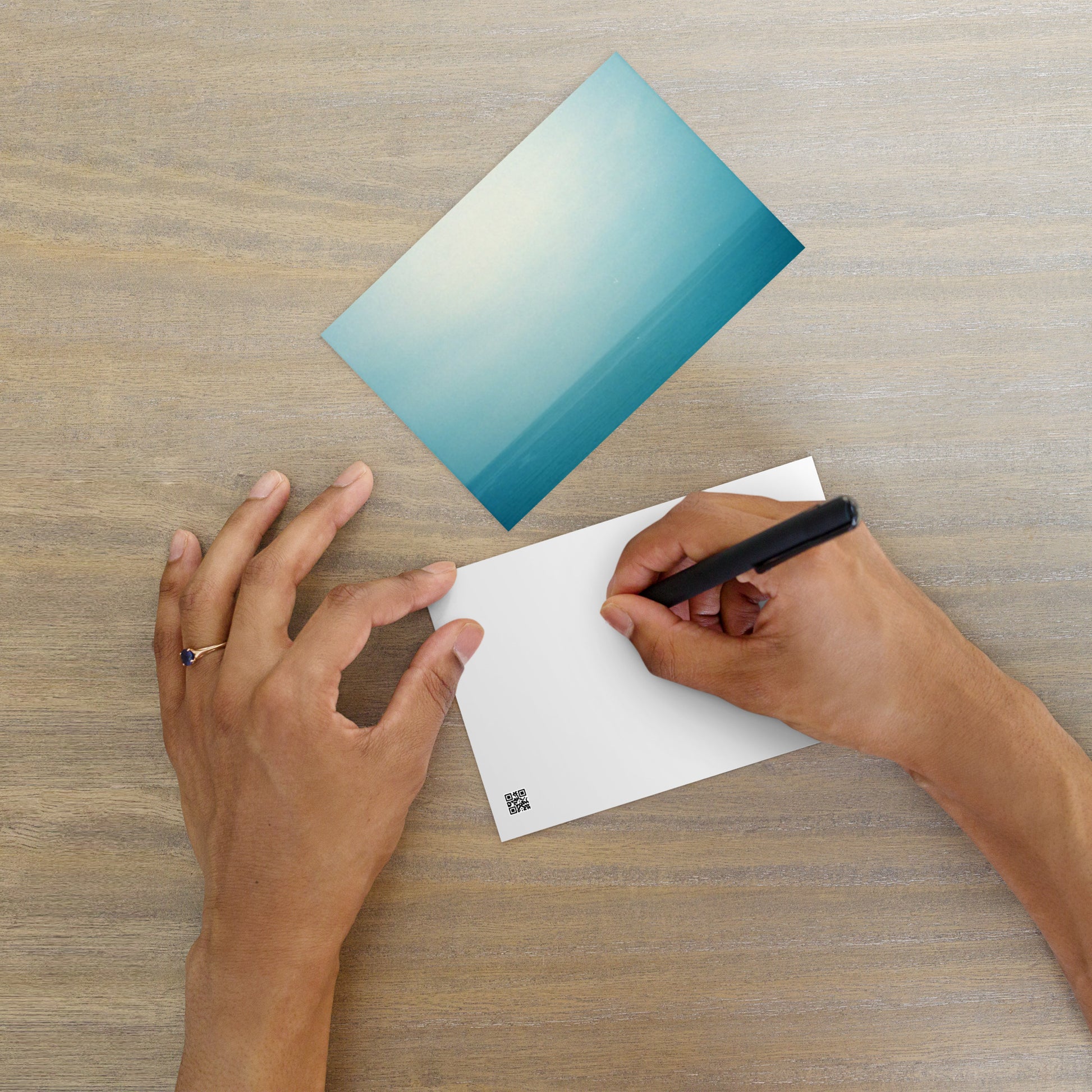 Minimalist art postcard featuring the 'Ocean Horizon' photo art. / ポストカード：「海の水平線」のフォトアートを配したミニマリストデザイン。