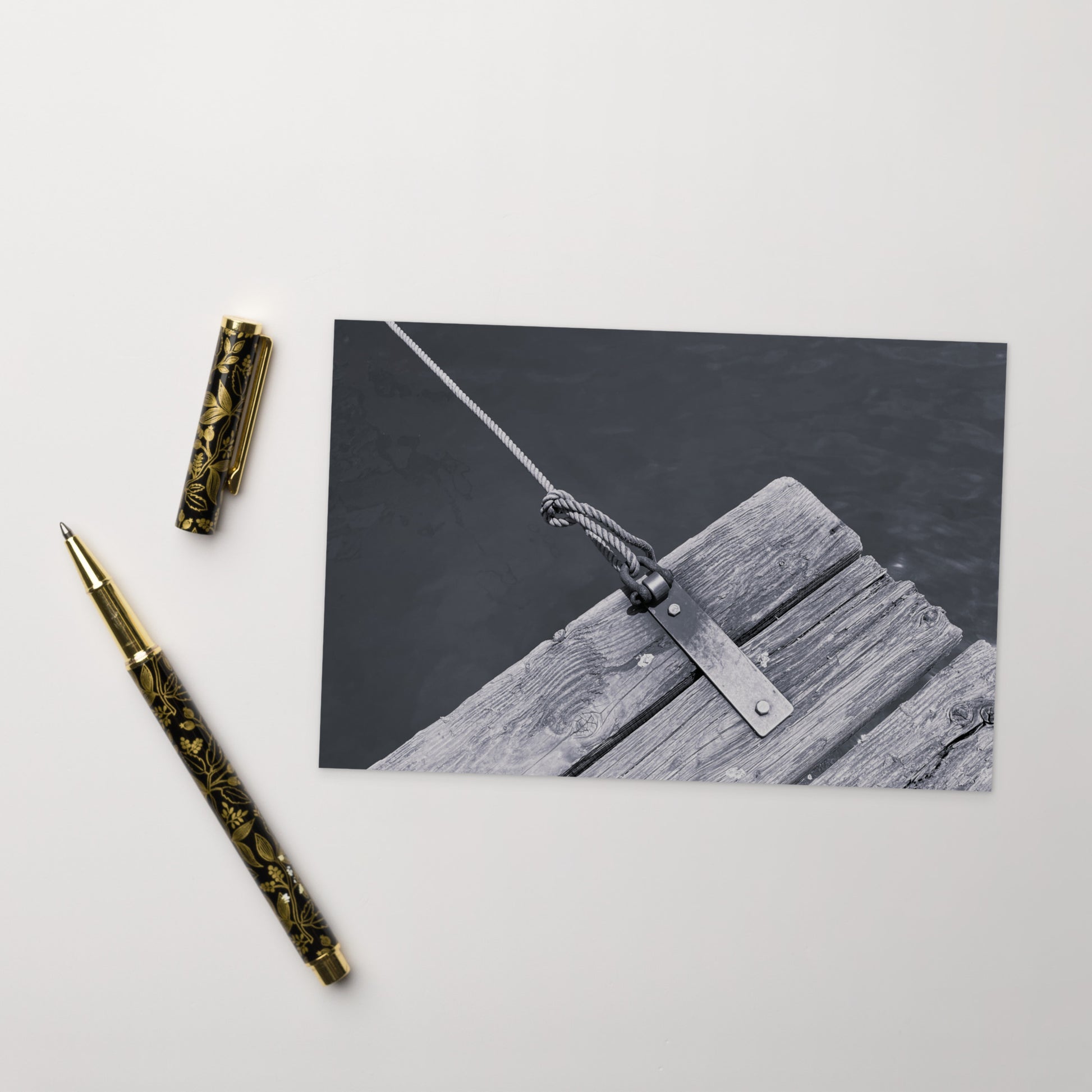 Minimalist art postcard featuring the 'Ocean Pier (B&W)' photo art. / ポストカード：「海の桟橋 (モノクロ)」のフォトアートを配したミニマリストデザイン。