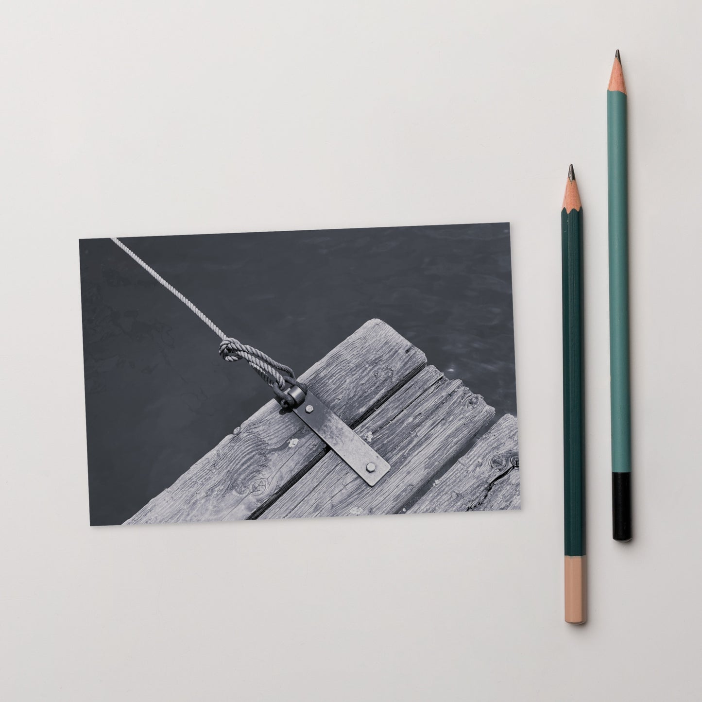 Minimalist art postcard featuring the 'Ocean Pier (B&W)' photo art. / ポストカード：「海の桟橋 (モノクロ)」のフォトアートを配したミニマリストデザイン。