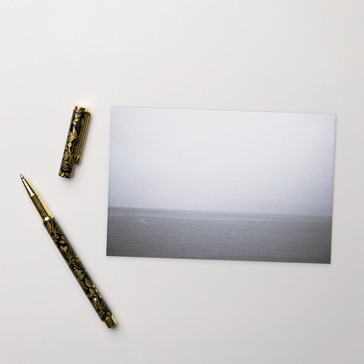 Minimalist art postcard featuring the 'Monochrome Ocean Horizon' photo art. / ポストカード：「モノクローム・オーシャンホライズン」のフォトアートを配したミニマリストデザイン。