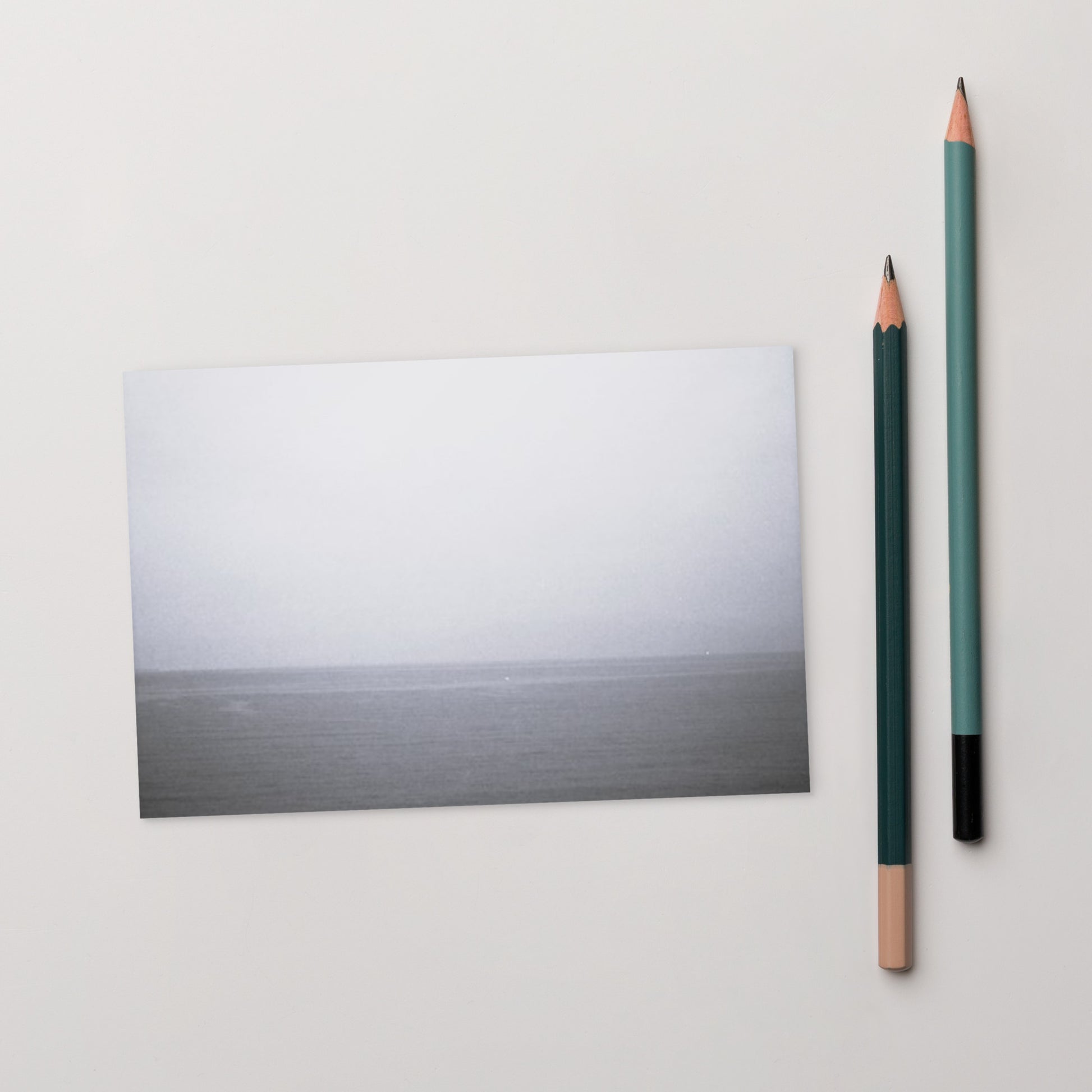 Minimalist art postcard featuring the 'Monochrome Ocean Horizon' photo art. / ポストカード：「モノクローム・オーシャンホライズン」のフォトアートを配したミニマリストデザイン。