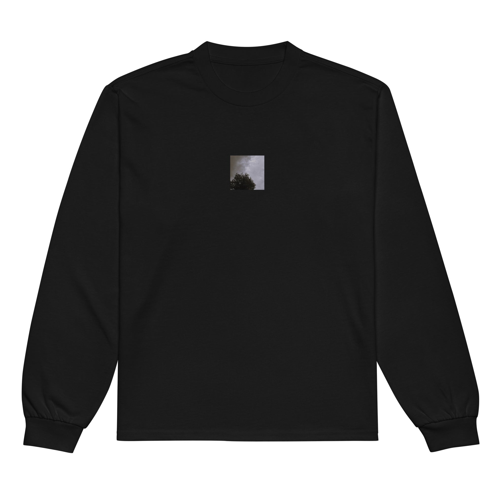 Minimalist mode style unisex premium heavyweight black long sleeve shirt with a 'Clouds & Tree' black and white photo print / モードストリート系ユニセックス・プレミアム・ヘビーウェイト長袖Tシャツ（ブラック）、フロントに「Clouds & Tree（雲と木）」のモノクロ写真プリント（長袖Tシャツ）