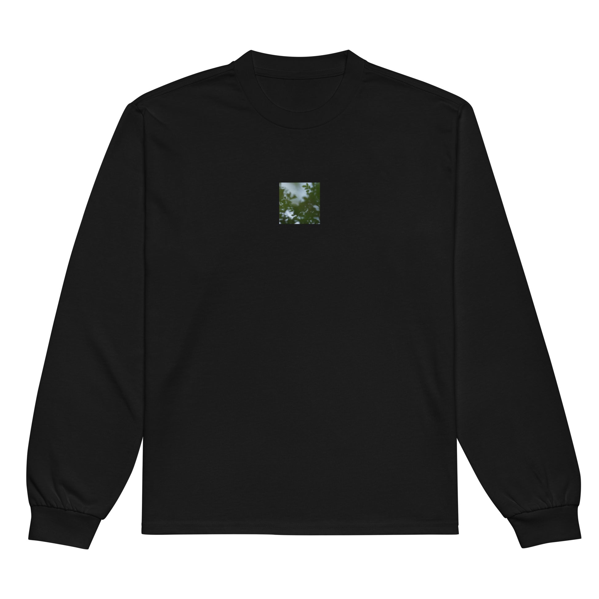 Minimalist streetwear style unisex premium heavyweight long sleeve shirt in black, featuring a 'Tree Branches' botanical print on the chest. / Tree Branches プレミアム・ヘビーウェイト長袖Tシャツ（ブラック）：フロントにボタニカルな枝をプリントした、モードストリート系ミニマリスト・長袖Tシャツ。
