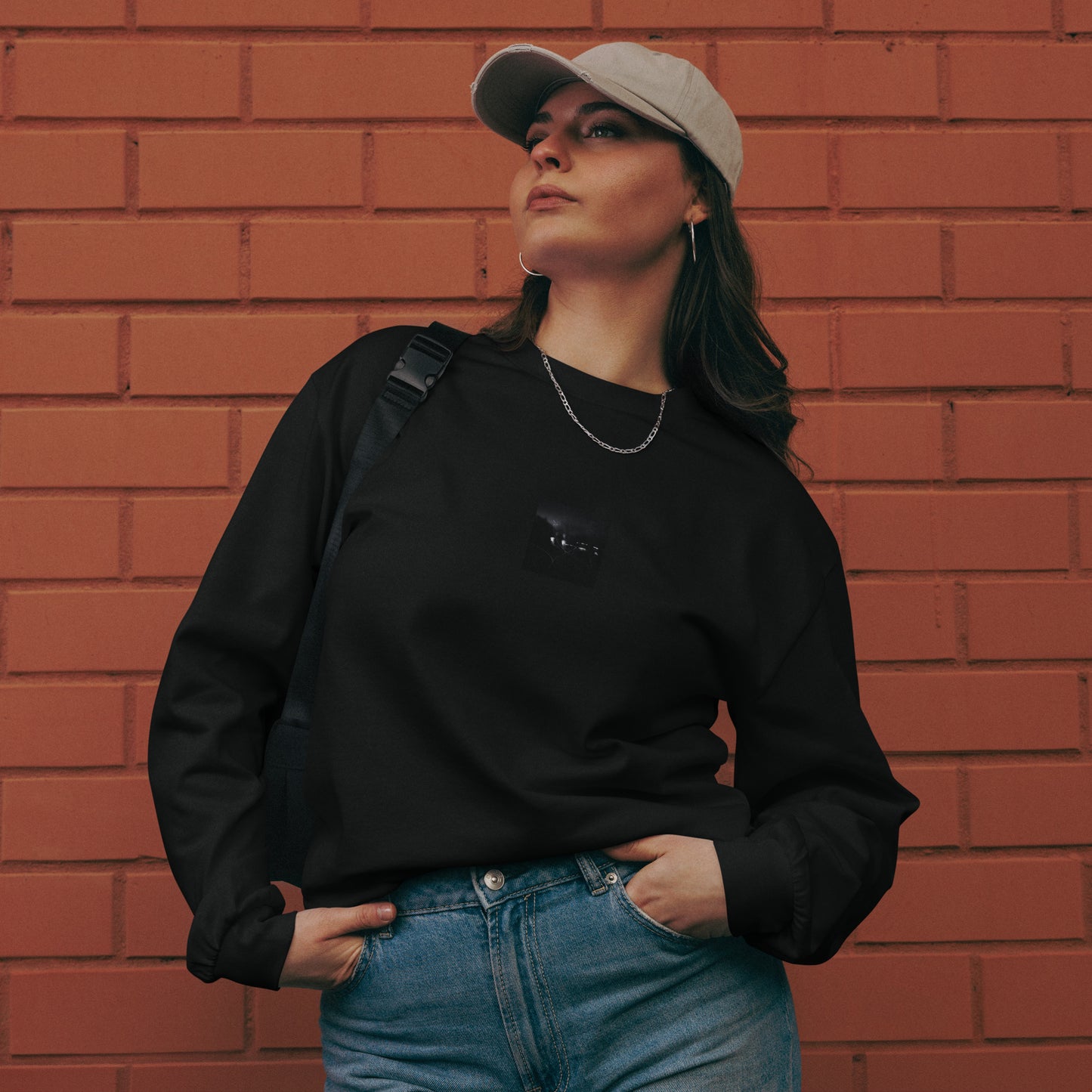 Minimalist streetwear style unisex premium heavyweight long sleeve shirt in black, featuring a 'Night Light (B&W)' photograph print. / Night Light (B&W) プレミアム・ヘビーウェイト長袖Tシャツ（ブラック）：夜の光の幻想的なモノクロ風景が映える、モードストリート系長袖Tシャツ。