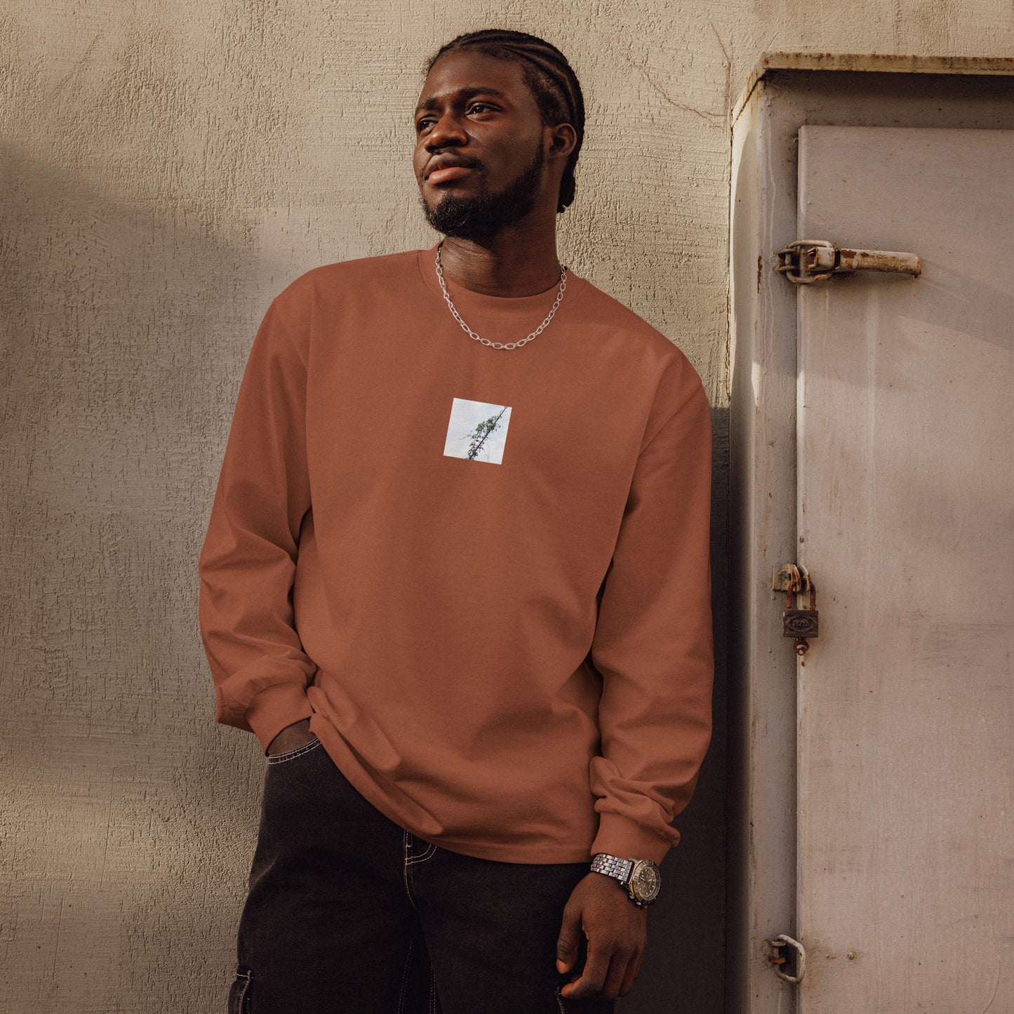 Minimalist mode style unisex premium heavyweight clay long sleeve shirt with a 'Vines Entangled on a Utility Pole' photo print / モードストリート系ユニセックス・プレミアムヘビーウェイト長袖Tシャツ（クレイ）、フロントに「電柱に絡まるツル」の写真プリント（長袖Tシャツ）