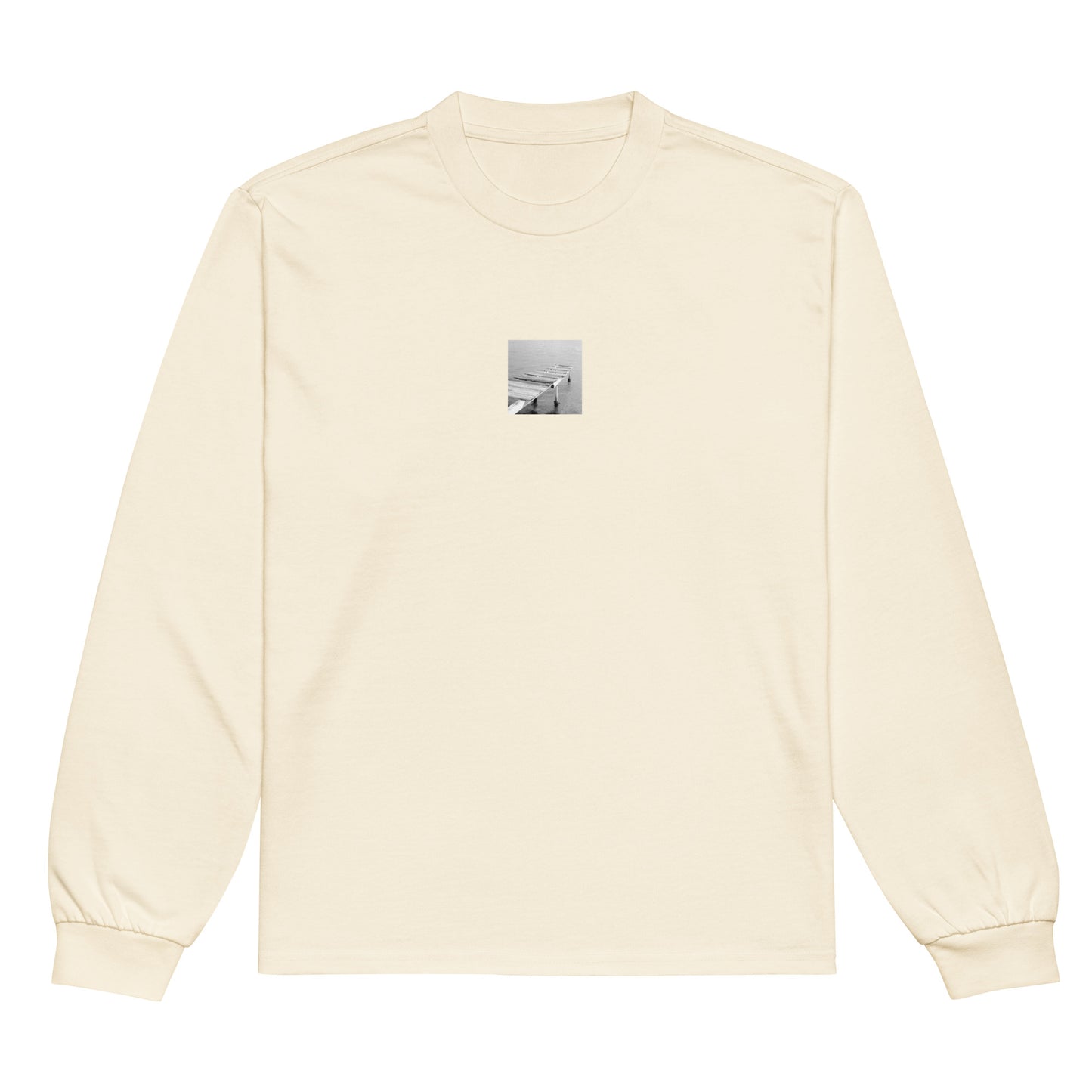 【Ecru】
Minimalist mode style premium heavyweight ecru-colored long sleeve shirt with a 'Sea and Pier' black and white photo print on the front / モードストリート系プレミアムヘビーウェイト長袖シャツ（エクリュ）、フロントに「桟橋と海」のモノクロ写真プリント