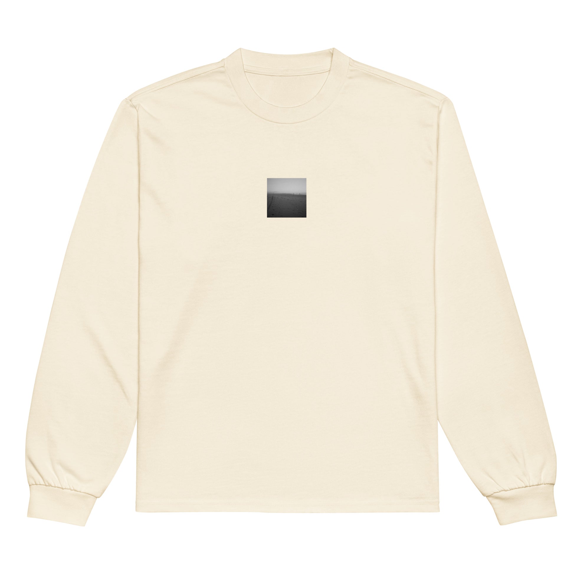 【Ecru】
Minimalist mode style premium heavyweight ecru-colored long sleeve t-shirt with a 'Beach and People' black and white photo print on the front / モードストリート系プレミアムヘビーウェイト長袖シャツ（エクリュ）、フロントに「ビーチと人々」のモノクロ写真プリント（ロンT）