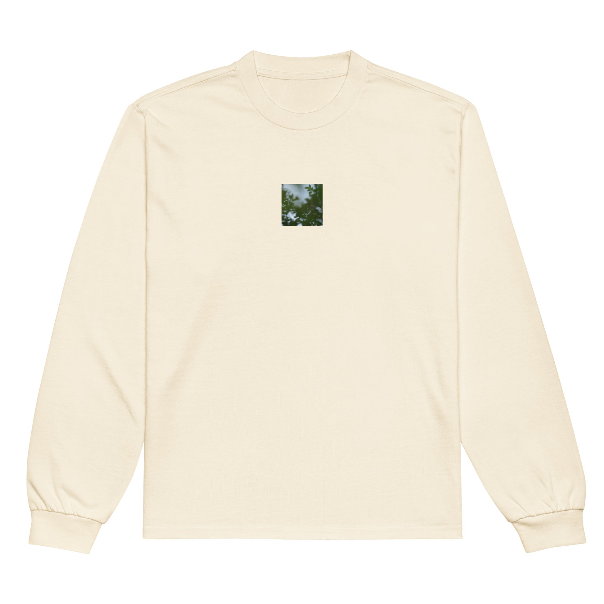 Minimalist streetwear style unisex premium heavyweight long sleeve shirt in ecru, featuring a 'Tree Branches' botanical print on the chest. / Tree Branches プレミアム・ヘビーウェイト長袖Tシャツ（エクリュ）：クリーンで洗練された色合いの、ミニマリストのための都会的なモードストリート系長袖Tシャツ。
