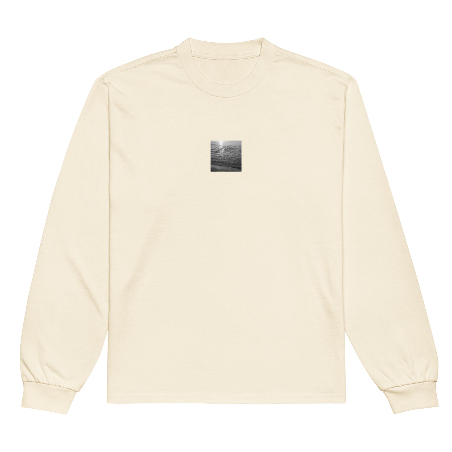 ### Ecru
Minimalist streetwear style premium heavyweight long sleeve shirt in ecru, featuring the 'Ocean Beach (B&W)' photograph. / 「Ocean Beach (B&W)」プレミアムロングスリーブTシャツ（エクリュ）：柔らかな生成り色。打ち寄せる波をモノクロで捉えた、肉厚でモダンなストリート系長袖Tシャツ。