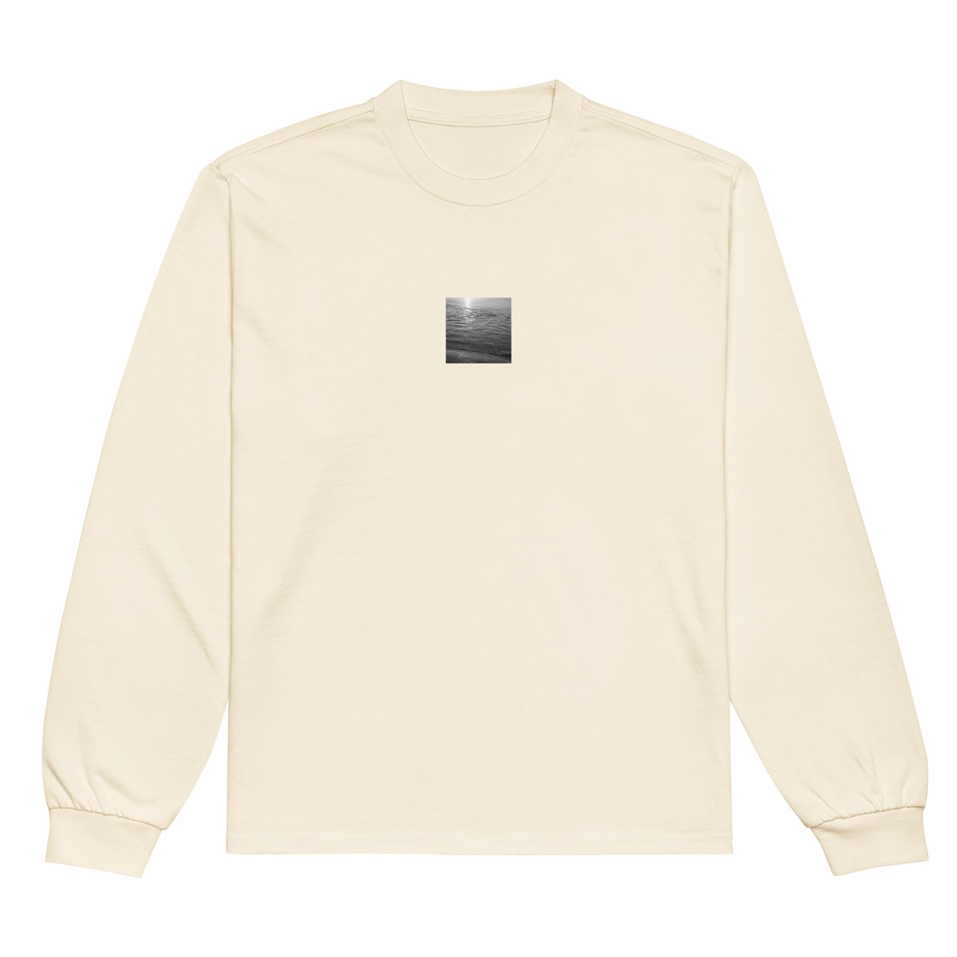 ### Ecru
Minimalist streetwear style premium heavyweight long sleeve shirt in ecru, featuring the 'Ocean Beach (B&W)' photograph. / 「Ocean Beach (B&W)」プレミアムロングスリーブTシャツ（エクリュ）：柔らかな生成り色。打ち寄せる波をモノクロで捉えた、肉厚でモダンなストリート系長袖Tシャツ。