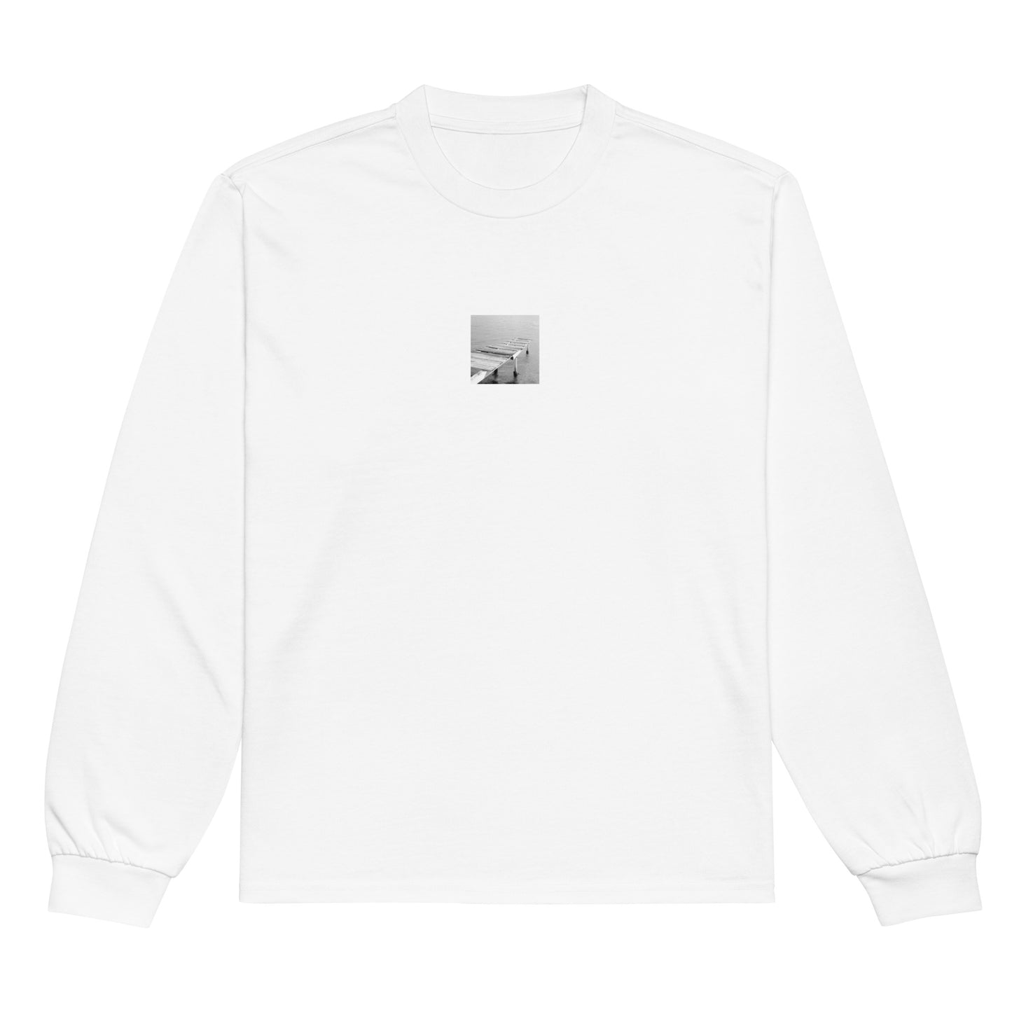 【White】
Minimalist mode style premium heavyweight white long sleeve shirt with a 'Sea and Pier' black and white photo print on the front / モードストリート系プレミアムヘビーウェイト長袖シャツ（ホワイト）、フロントに「桟橋と海」のモノクロ写真プリント