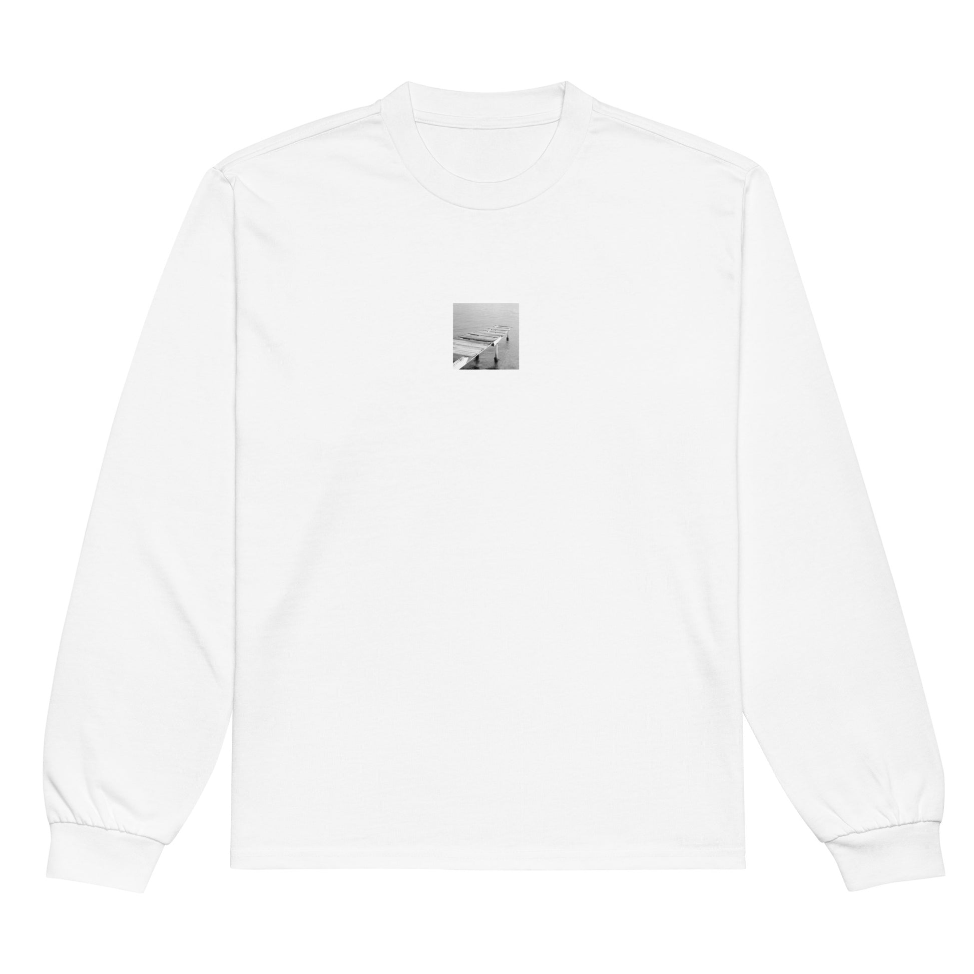 【White】
Minimalist mode style premium heavyweight white long sleeve shirt with a 'Sea and Pier' black and white photo print on the front / モードストリート系プレミアムヘビーウェイト長袖シャツ（ホワイト）、フロントに「桟橋と海」のモノクロ写真プリント