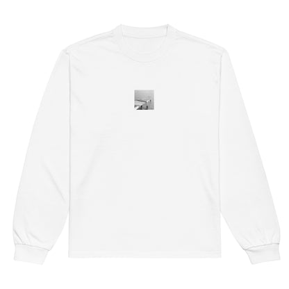 【White】
Minimalist mode style premium heavyweight white long sleeve shirt with a 'Sea and Pier' black and white photo print on the front / モードストリート系プレミアムヘビーウェイト長袖シャツ（ホワイト）、フロントに「桟橋と海」のモノクロ写真プリント