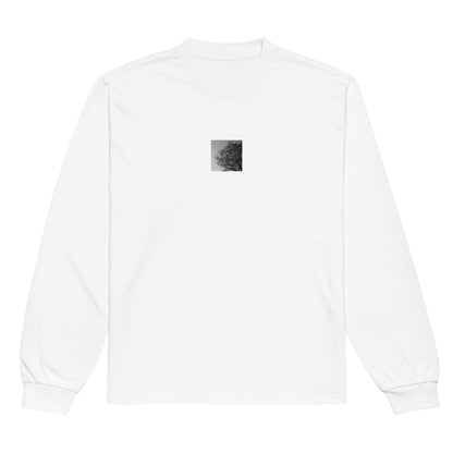 【White】
Minimalist mode style premium heavyweight white long sleeve t-shirt with a 'Tree and Wind' black and white photo print on the front / モードストリート系プレミアムヘビーウェイト長袖シャツ（ホワイト）、フロントに「木と風」のモノクロ写真プリント（長袖Tシャツ/ロンT）