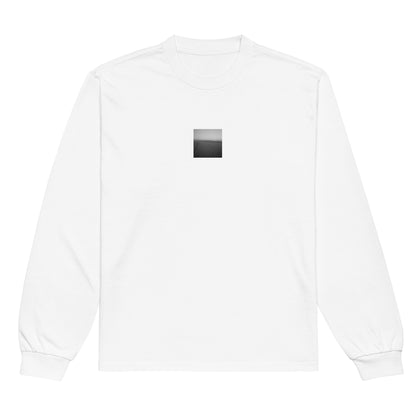 【White】
Minimalist mode style premium heavyweight white long sleeve t-shirt with a 'Beach and People' black and white photo print on the front / モードストリート系プレミアムヘビーウェイト長袖シャツ（ホワイト）、フロントに「ビーチと人々」のモノクロ写真プリント（長袖シャツ）