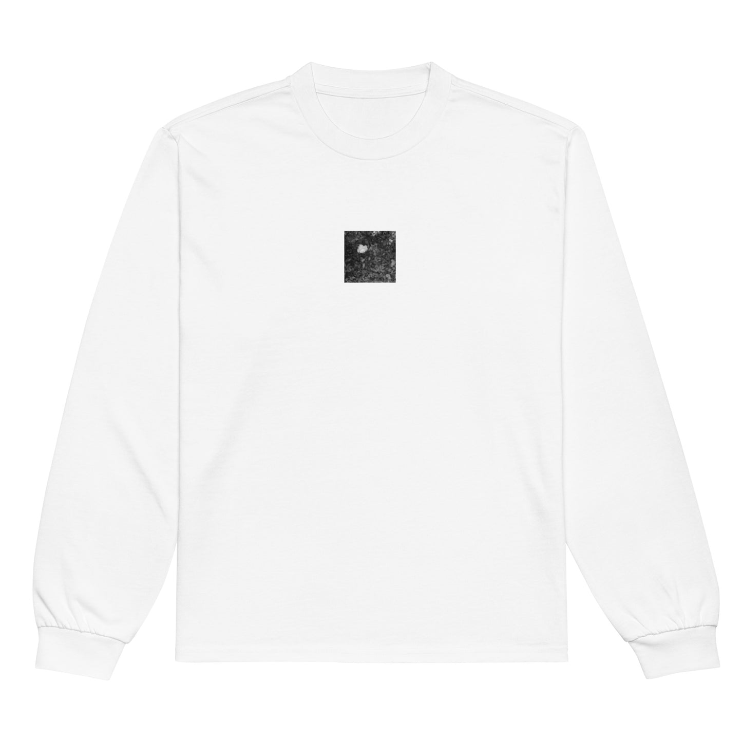 【White】
Minimalist mode style premium heavyweight white long sleeve t-shirt with a 'Camellia Flower' black and white photo print on the front / モードストリート系プレミアムヘビーウェイト長袖シャツ（ホワイト）、フロントに「カメリア（椿）」のモノクロ写真プリント（長袖シャツ）