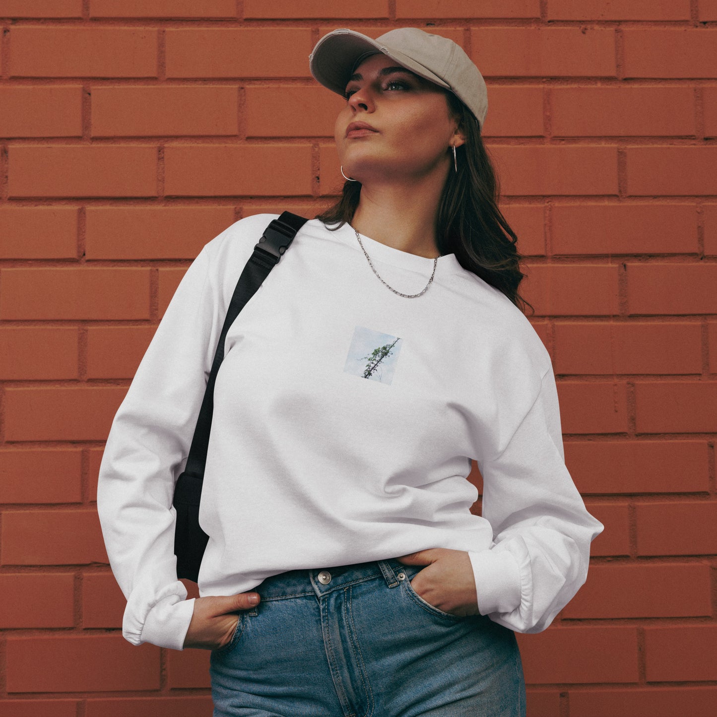 Minimalist mode style unisex premium heavyweight white long sleeve shirt with a 'Vines Entangled on a Utility Pole' photo print / モードストリート系ユニセックス・プレミアムヘビーウェイト長袖Tシャツ（ホワイト）、フロントに「電柱に絡まるツル」の写真プリント（長袖Tシャツ）