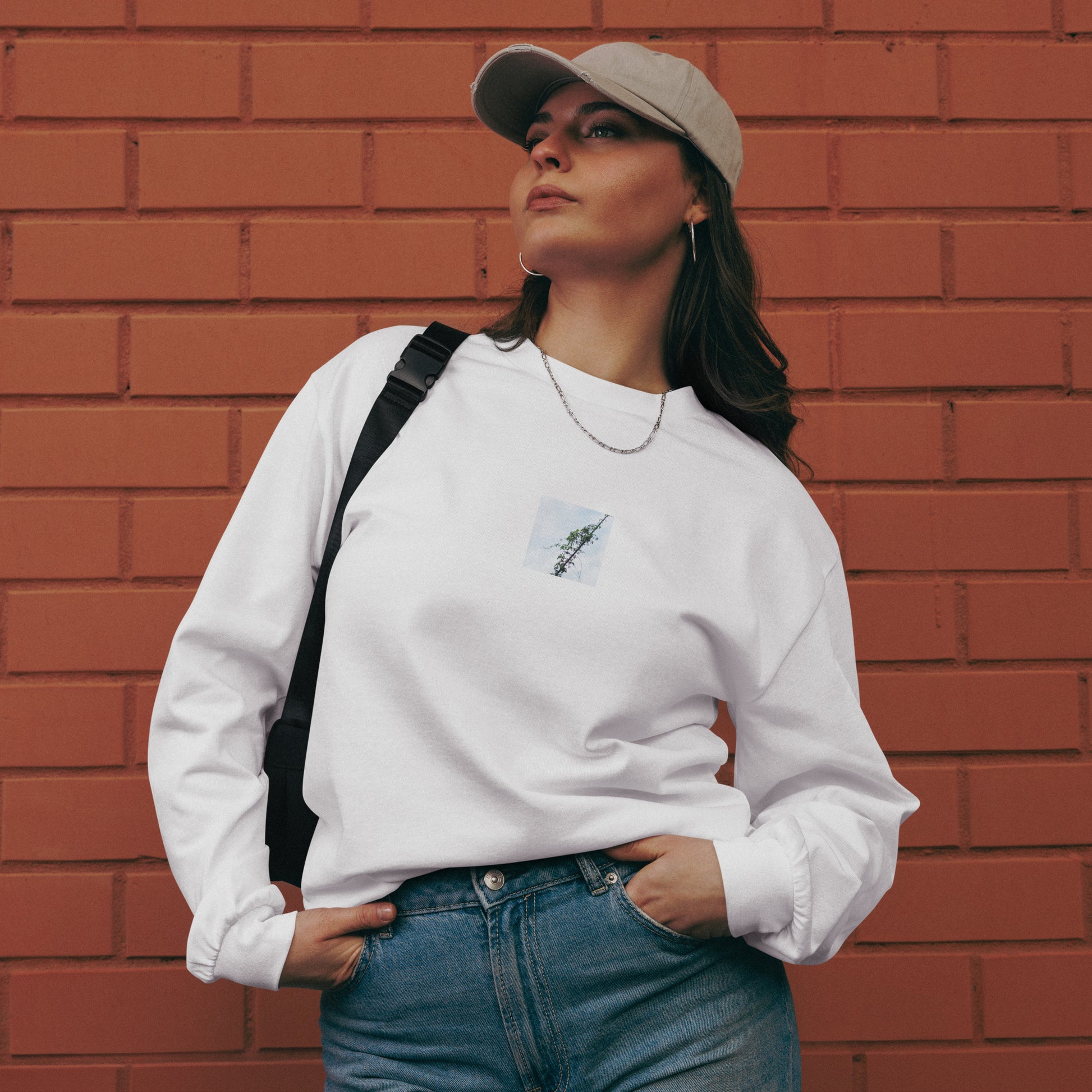 Minimalist mode style unisex premium heavyweight white long sleeve shirt with a 'Vines Entangled on a Utility Pole' photo print / モードストリート系ユニセックス・プレミアムヘビーウェイト長袖Tシャツ（ホワイト）、フロントに「電柱に絡まるツル」の写真プリント（長袖Tシャツ）