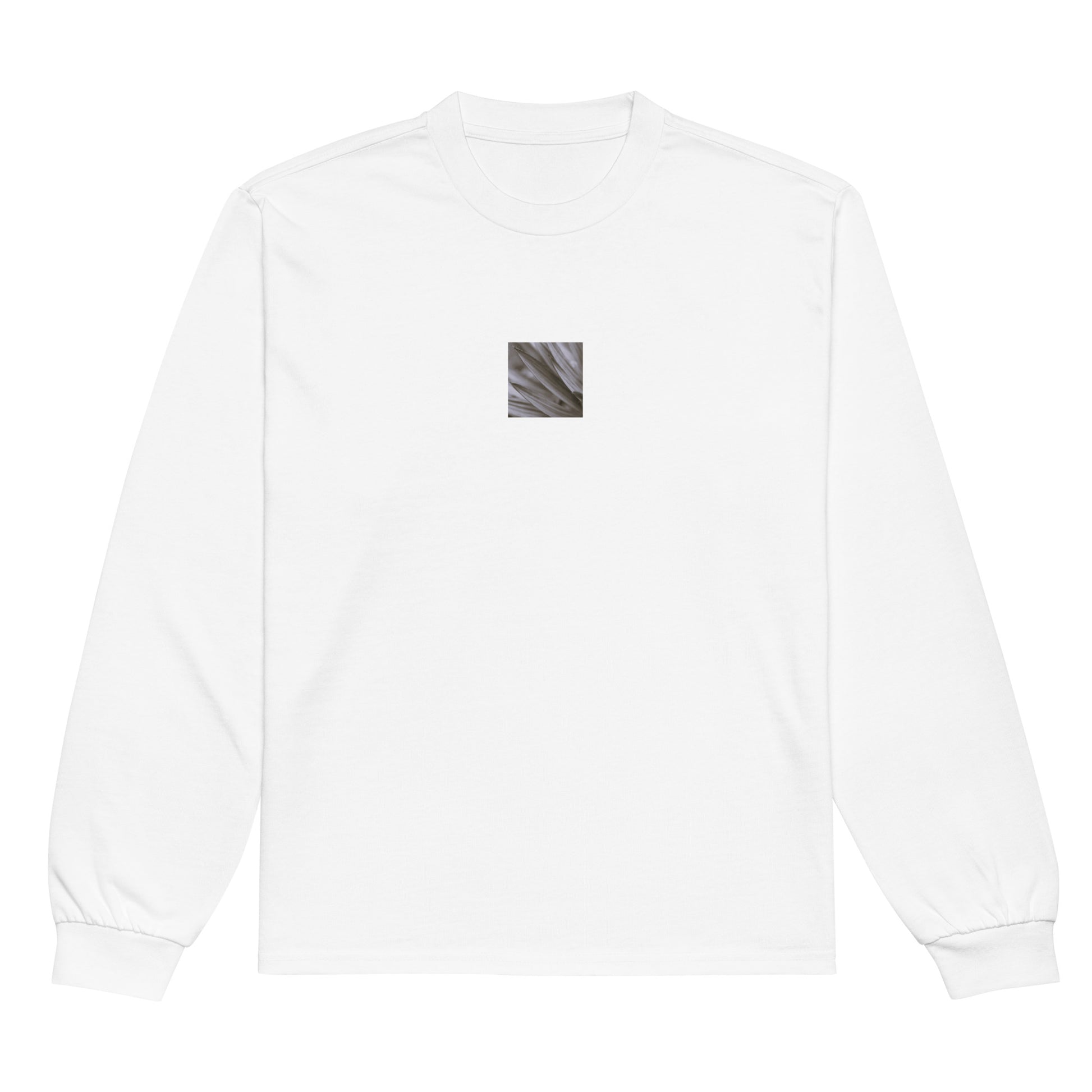 Minimalist mode style unisex premium heavyweight white long sleeve shirt with a 'Yucca Plant' black and white photo print / モードストリート系ユニセックス・プレミアム・ヘビーウェイト長袖Tシャツ（ホワイト）、フロントに「Yucca Plant（ユッカの植物）」のモノクロ写真プリント（長袖Tシャツ）