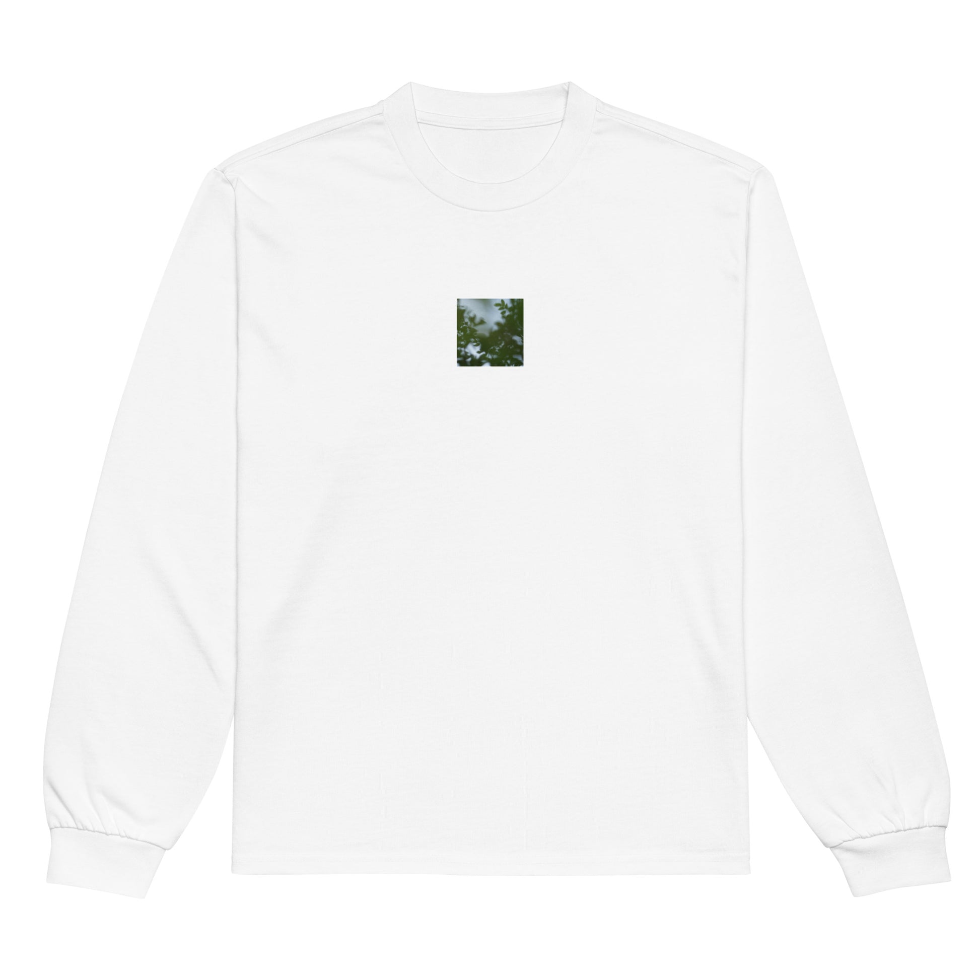 Minimalist streetwear style unisex premium heavyweight long sleeve shirt in white, featuring a 'Tree Branches' botanical print on the chest. / Tree Branches プレミアム・ヘビーウェイト長袖Tシャツ（ホワイト）：清潔感のある白地にボタニカルな枝が際立つ、モダンでミニマルなモードストリート系長袖Tシャツ。