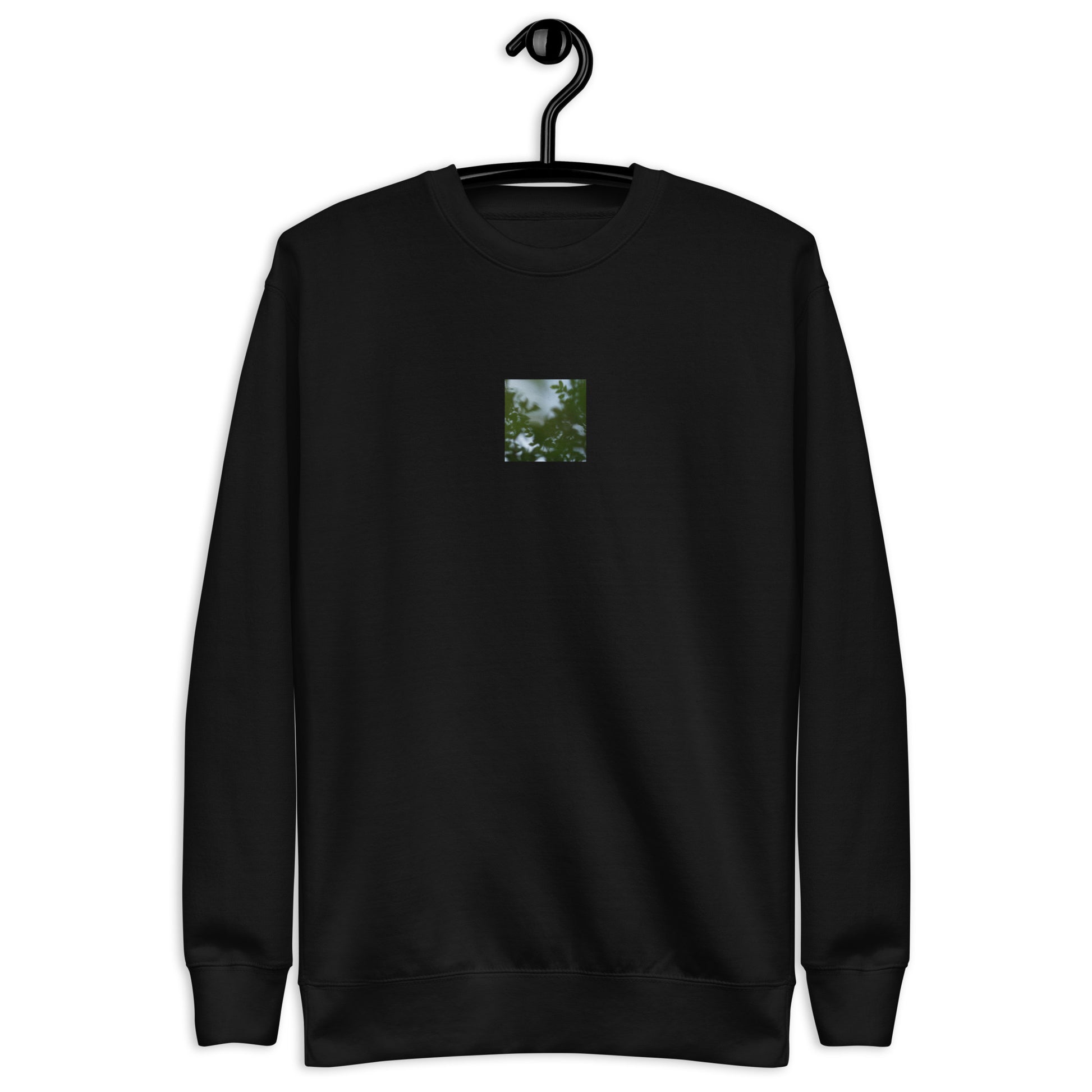 Minimalist streetwear style unisex premium sweatshirt in black, featuring a 'Tree Branches' botanical print on the chest. / Tree Branches プレミアム・スウェット（ブラック）：フロントにボタニカルな枝をプリントした、洗練されたミニマリストのためのモードストリート系スウェット。