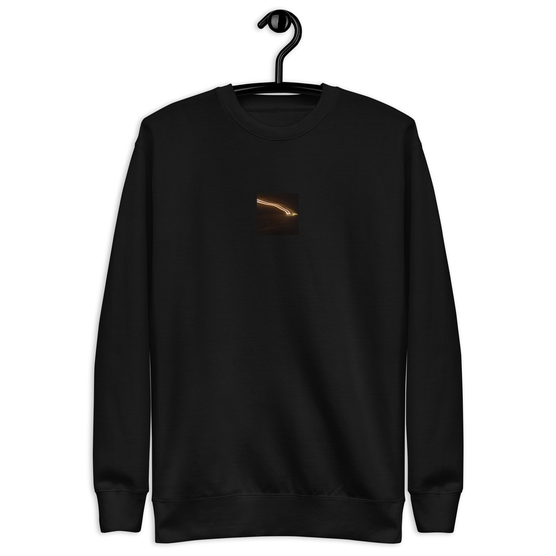 Minimalist streetwear style unisex premium sweatshirt in black, featuring a 'Night Car Lights' photograph print on the chest. / Night Car Lights プレミアム・スウェット（ブラック）：都会の夜の光の軌跡を捉えた写真が際立つ、モードストリート系ミニマリスト・スウェット。