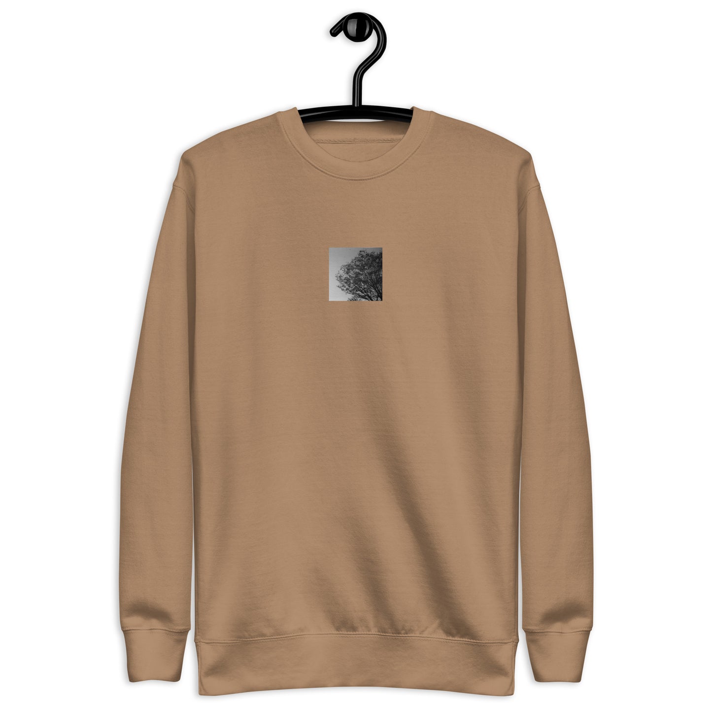 【Latte】
Minimalist mode style unisex premium latte-colored sweatshirt with a 'Tree and Wind' black and white photo print on the front / モードストリート系ユニセックス・プレミアムスウェット（ラテ）、フロントに「木と風」のモノクロ写真プリント（スウェット）