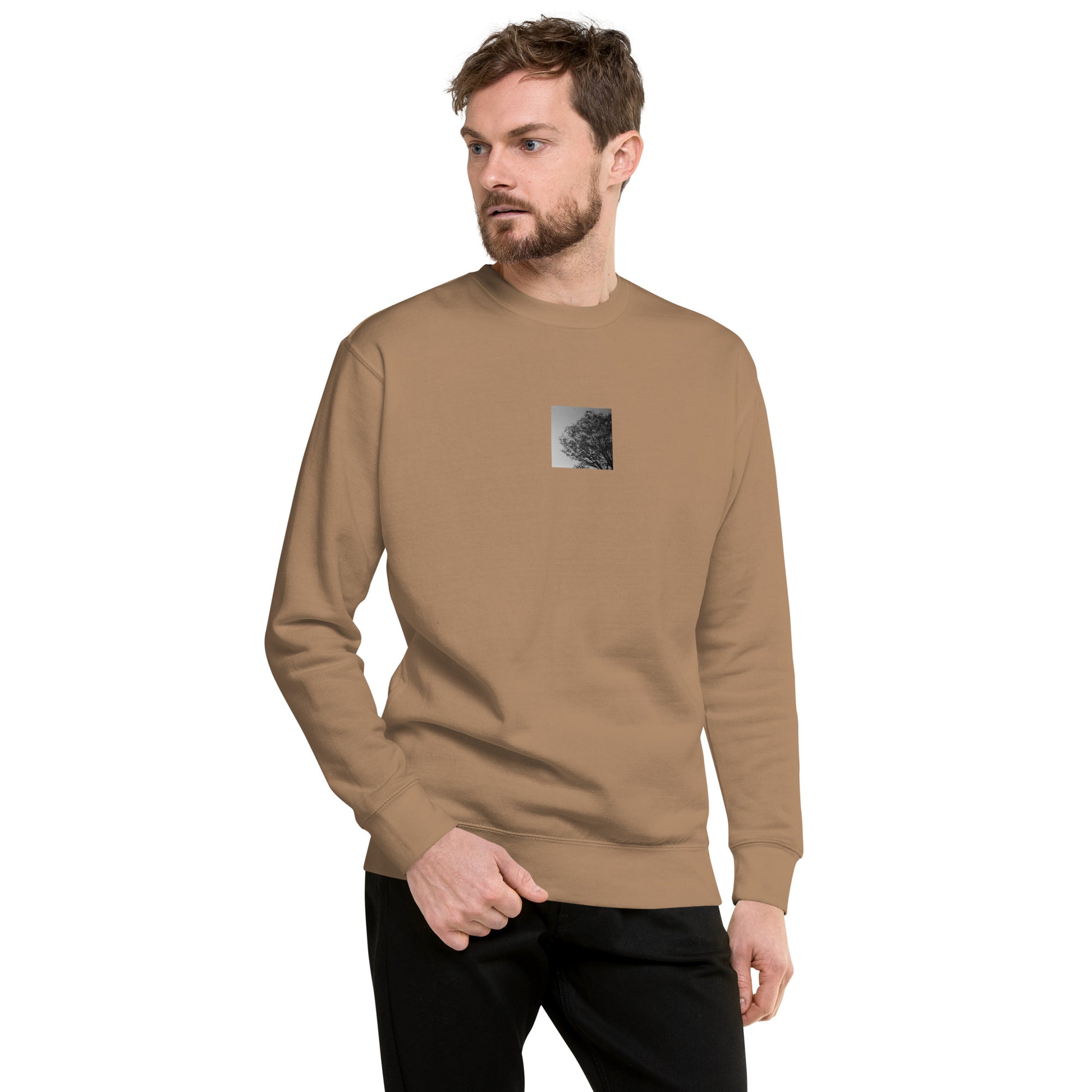 【Latte】
Minimalist mode style unisex premium latte-colored sweatshirt with a 'Tree and Wind' black and white photo print on the front / モードストリート系ユニセックス・プレミアムスウェット（ラテ）、フロントに「木と風」のモノクロ写真プリント（スウェット）