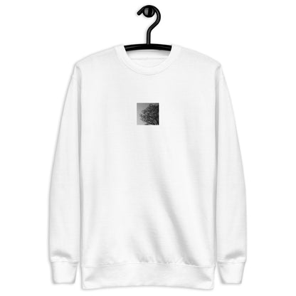 【White】
Minimalist mode style unisex premium white sweatshirt with a 'Tree and Wind' black and white photo print on the front / モードストリート系ユニセックス・プレミアムスウェット（ホワイト）、フロントに「木と風」のモノクロ写真プリント（トレーナー）