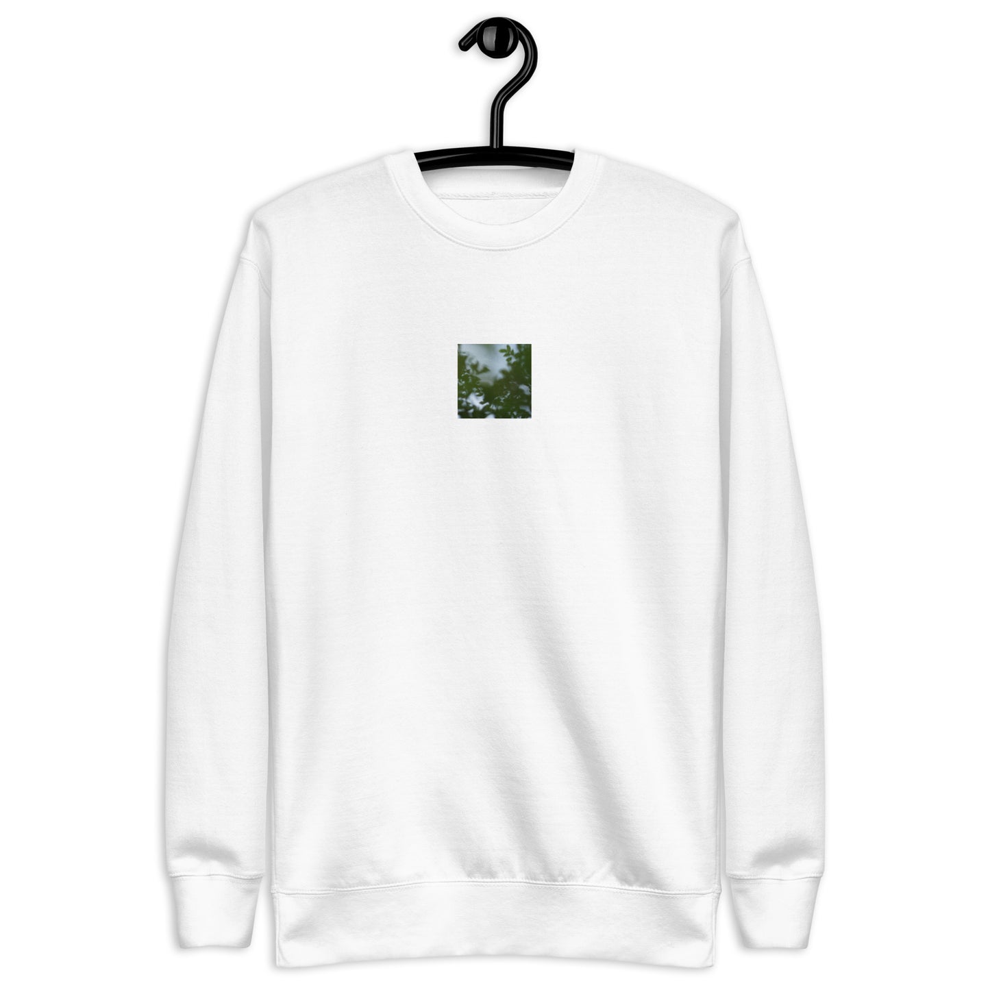 Minimalist streetwear style unisex premium sweatshirt in white, featuring a 'Tree Branches' botanical print on the chest. / Tree Branches プレミアム・スウェット（ホワイト）：清潔感のある白地にボタニカルな枝が映える、モダンでミニマルなモードストリート系スウェット。