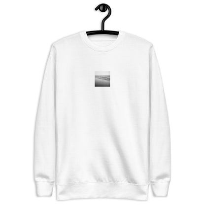 Minimalist streetwear style unisex premium sweatshirt in white with 'Ocean Beach (B&W)' photo art print. / フロントに「オーシャン・ビーチ（モノクロ）」のフォトアートプリントを配した、モードストリート系プレミアム・スウェットシャツ（ホワイト）。