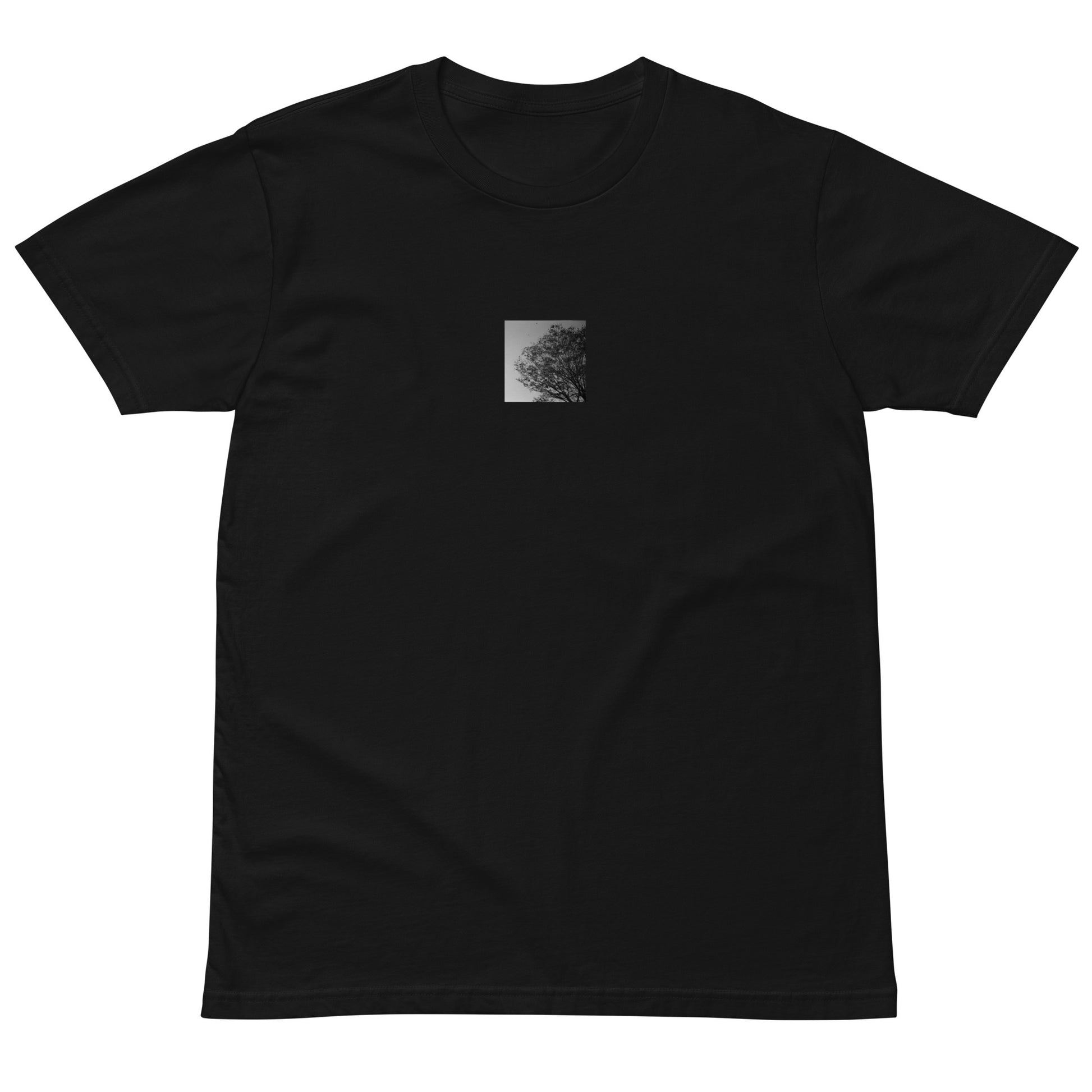 【Black】
Minimalist mode style premium black T-shirt with a 'Tree and Wind' black and white photo print on the front / モードストリート系プレミアムTシャツ（ブラック）、フロントに「木と風」のモノクロ写真プリント（Tシャツ）