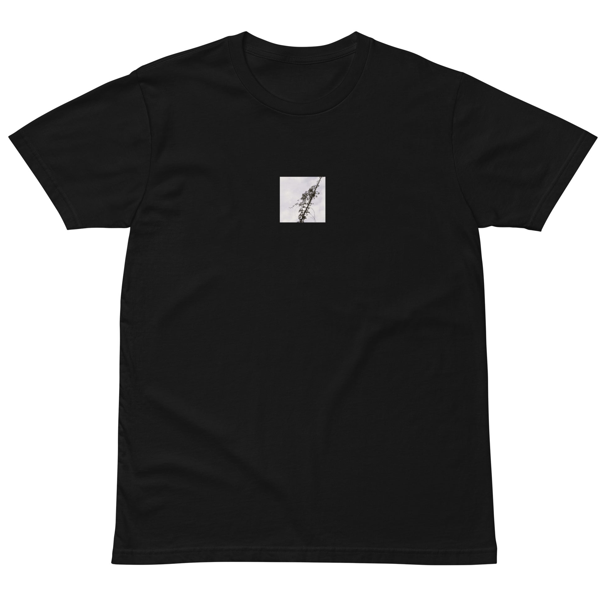 Minimalist mode style unisex premium black t-shirt with a 'Vines Entangled on a Utility Pole' black and white photo print / モードストリート系ユニセックス・プレミアムTシャツ（ブラック）、フロントに「電柱に絡まるツル」のモノクロ写真プリント（Tシャツ）