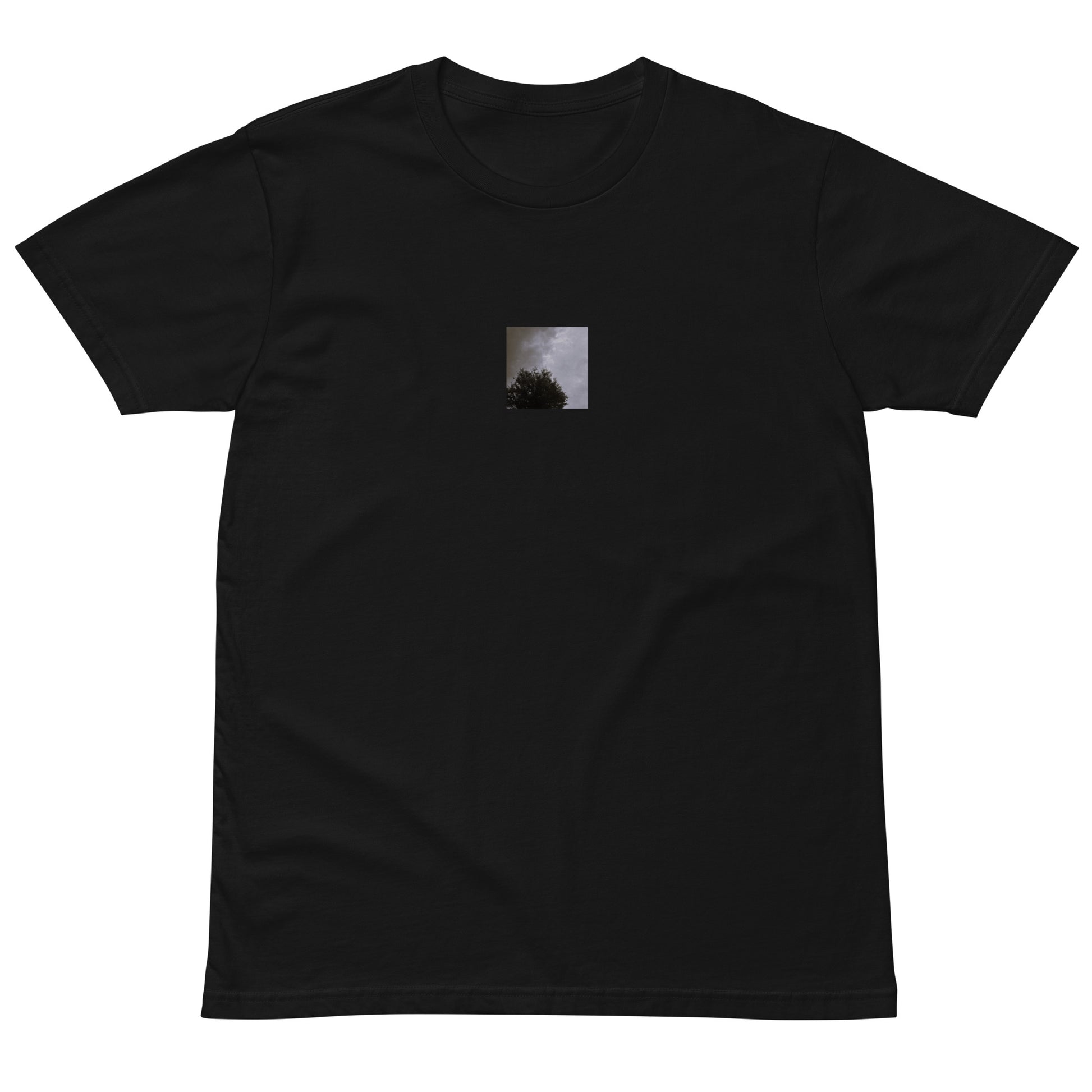 Minimalist mode style unisex premium black t-shirt with a 'Clouds & Tree' black and white photo print / モードストリート系ユニセックス・プレミアムTシャツ（ブラック）、フロントに「Clouds & Tree（雲と木）」のモノクロ写真プリント（Tシャツ）