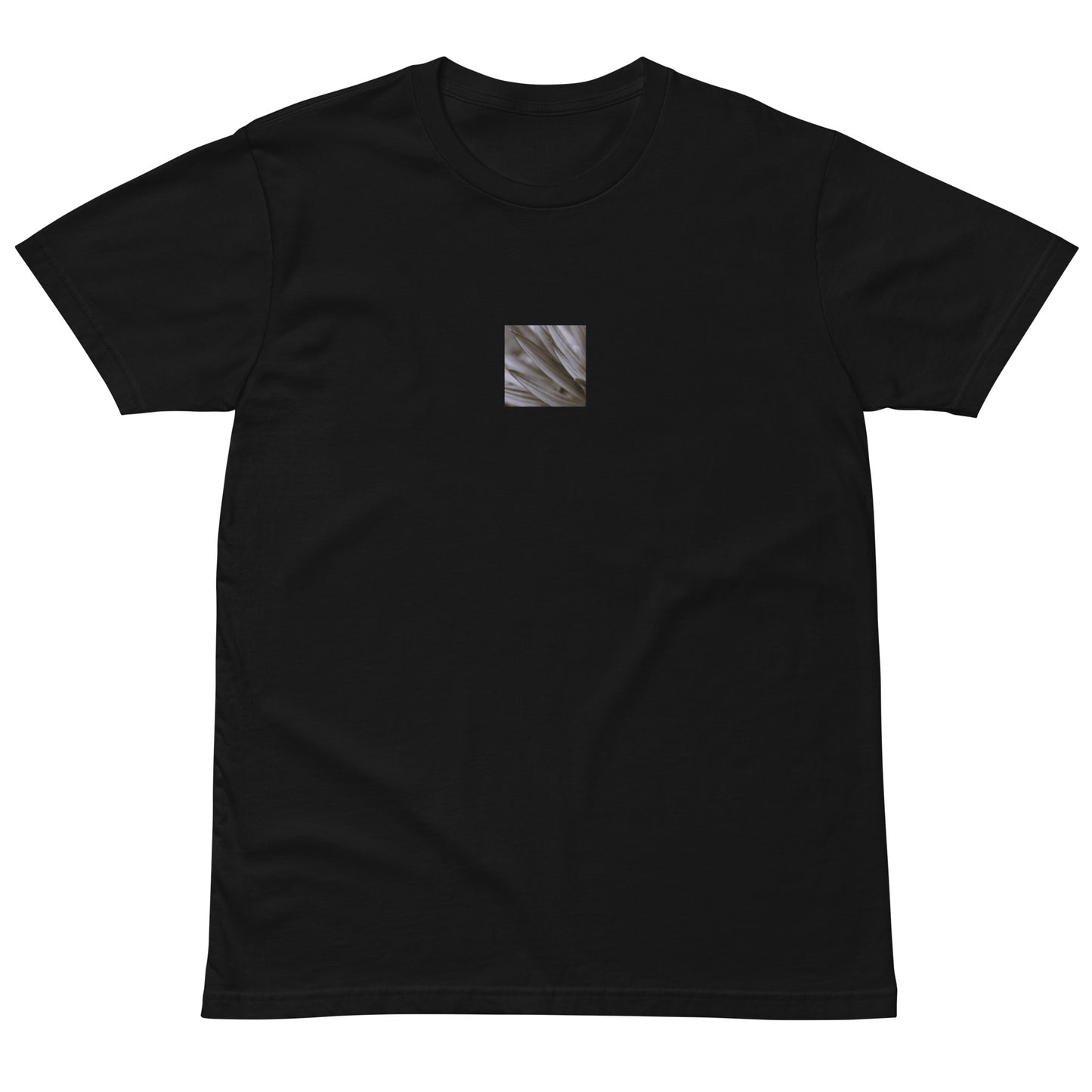 Minimalist mode style unisex premium black t-shirt with a 'Yucca Plant' black and white photo print / モードストリート系ユニセックス・プレミアムTシャツ（ブラック）、フロントに「Yucca Plant（ユッカの植物）」のモノクロ写真プリント（Tシャツ）