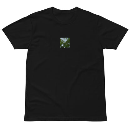 Minimalist streetwear style unisex premium T-shirt in black, featuring a 'Tree Branches' botanical print on the chest. / Tree Branches プレミアムTシャツ（ブラック）：フロントにボタニカルな枝をプリントした、モードストリート系ミニマリストTシャツ。